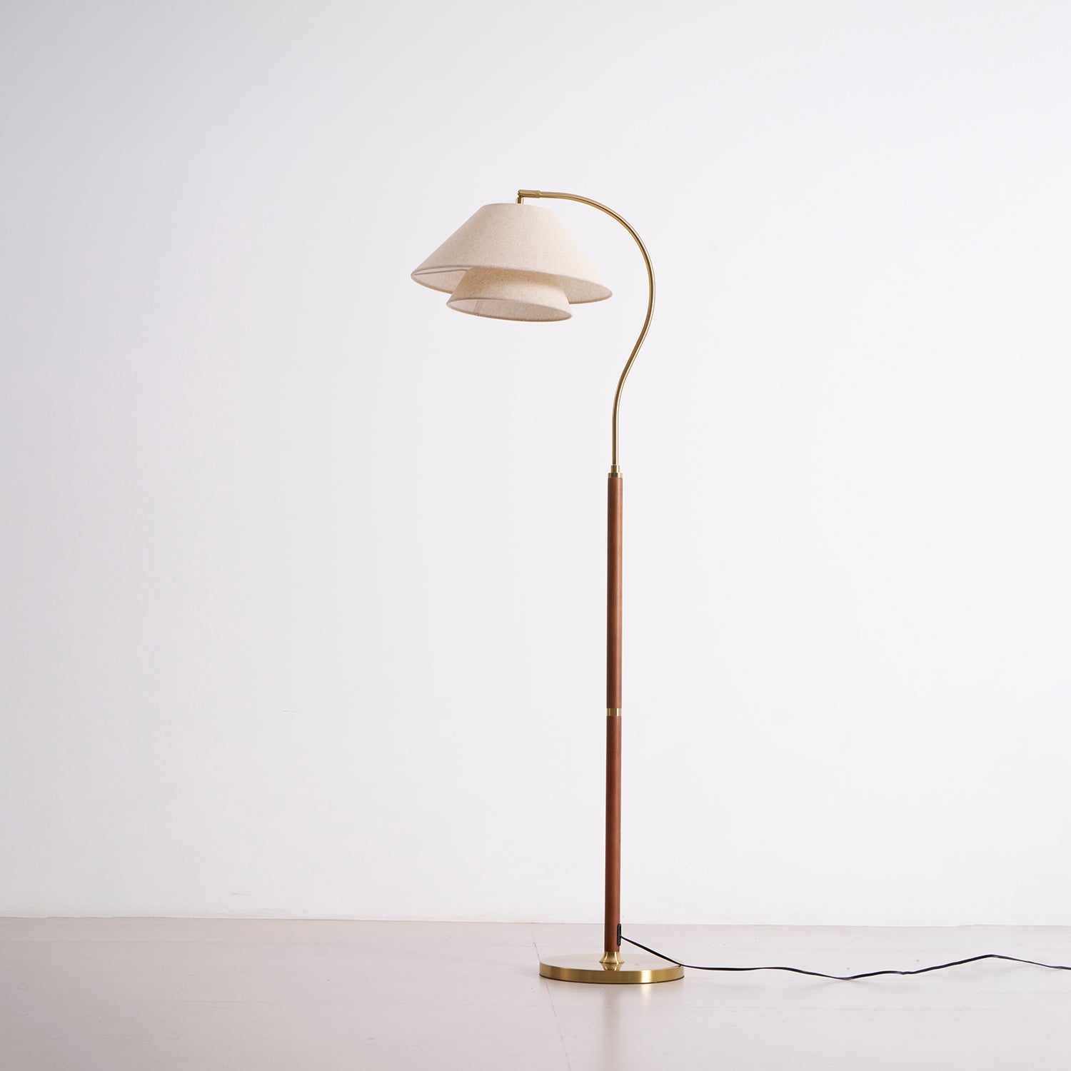 Luxuriöse Stehleuchte mit doppeltem Stoffschirm und Holzdetails – 155 cm hohes Design-Statement | Restfield