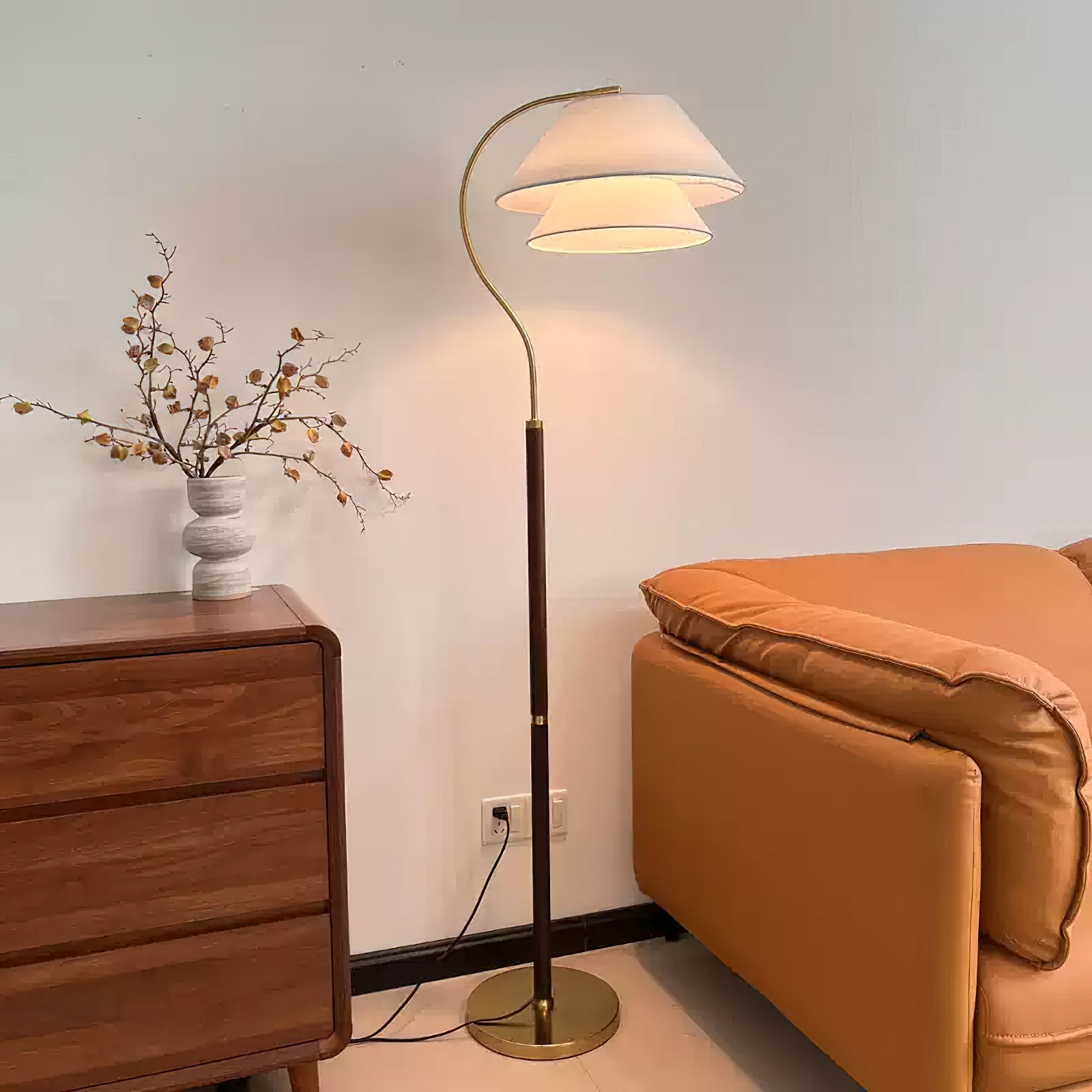Luxuriöse Stehleuchte mit doppeltem Stoffschirm und Holzdetails – 155 cm hohes Design-Statement | Restfield