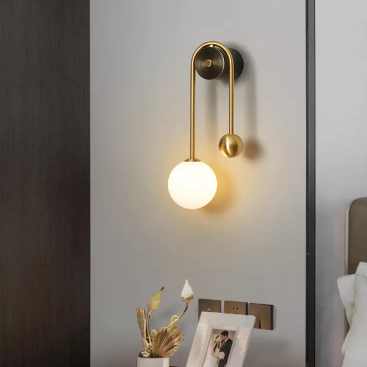 Goudkleurige Wandlamp met Wit Glazen Bol – Modern Scandinavisch Design voor Hal & Gang | Sansoti