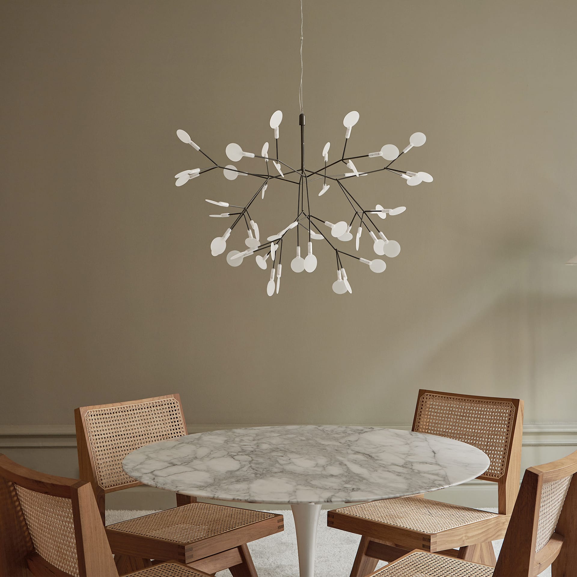 Design Heracleum Kroonluchter met LED Bladeren – Moderne Organische Hanglamp met 30 tot 108 Lichtpunten in Zwart of Roségoud | Sansoti
