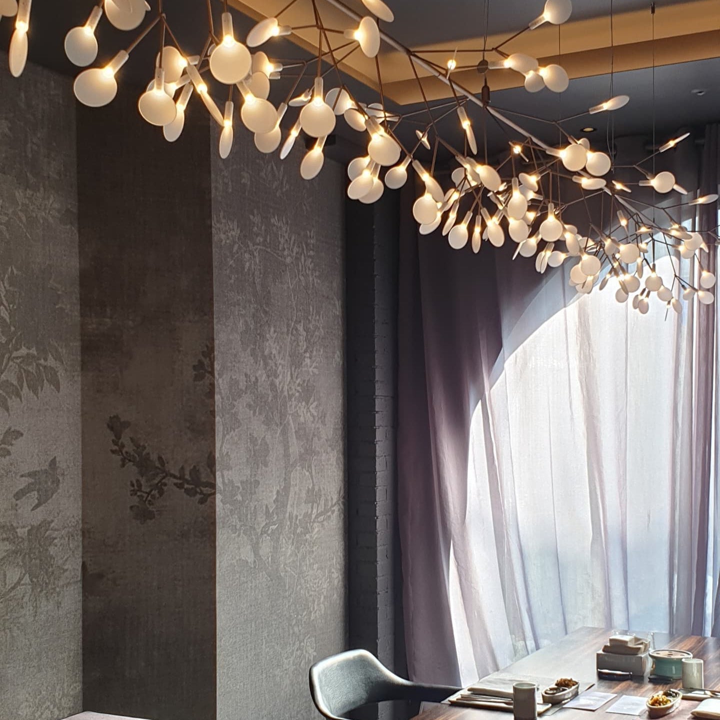 Design Heracleum Kroonluchter met LED Bladeren – Moderne Organische Hanglamp met 30 tot 108 Lichtpunten in Zwart of Roségoud | Sansoti