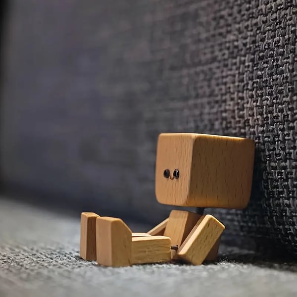 Houten Decoratiefiguur met Wippende Beweging en 12 Magnetische Gezichten | Sansoti