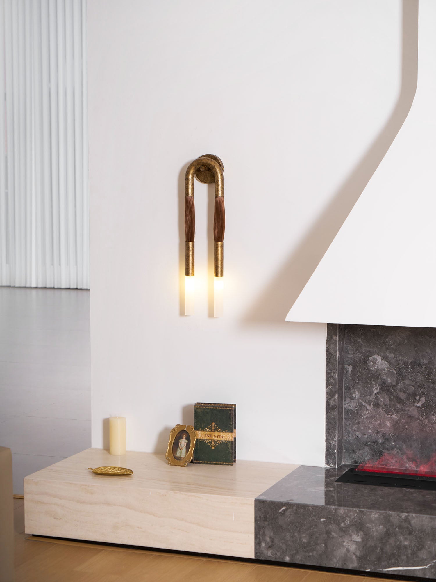Decoratieve Wandlamp met Imitatie Paardenhaar – Sculptural Strijkijzeren Design met Witte Acryl Kap – ø18×H67cm | Sansoti