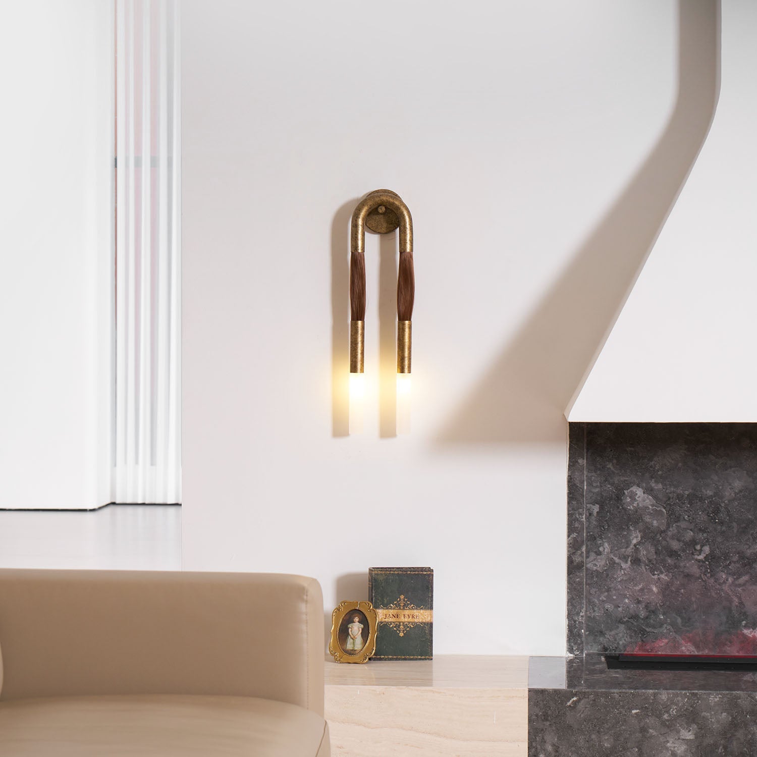 Decoratieve Wandlamp met Imitatie Paardenhaar – Sculptural Strijkijzeren Design met Witte Acryl Kap – ø18×H67cm | Sansoti
