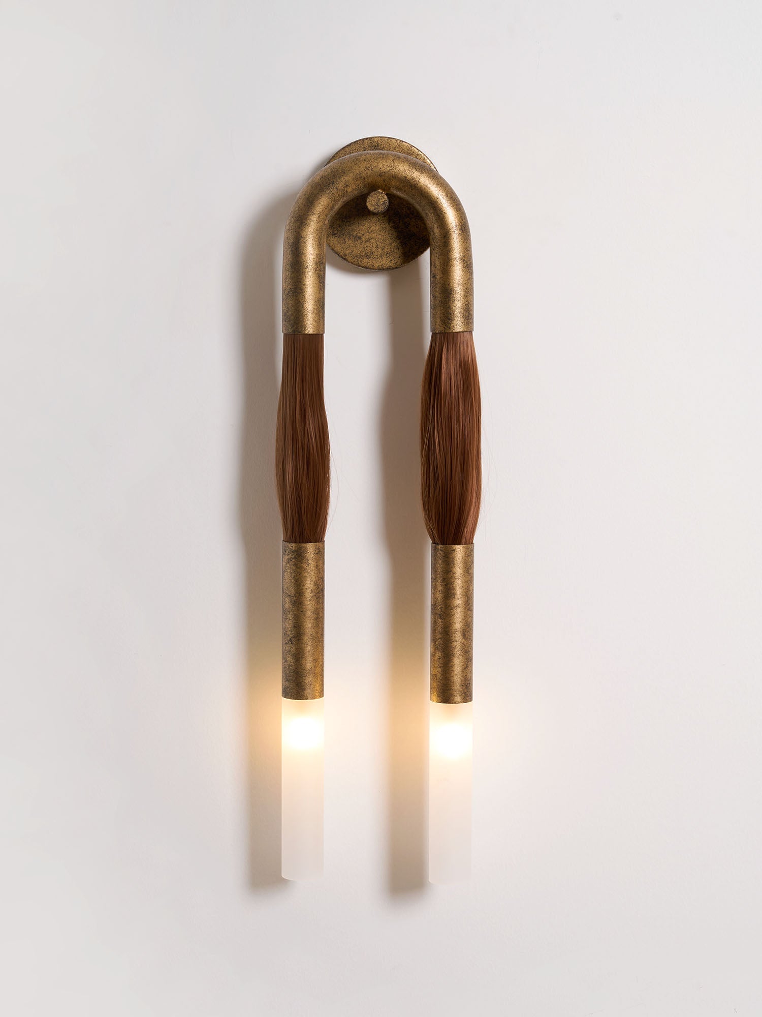 Decoratieve Wandlamp met Imitatie Paardenhaar – Sculptural Strijkijzeren Design met Witte Acryl Kap – ø18×H67cm | Sansoti