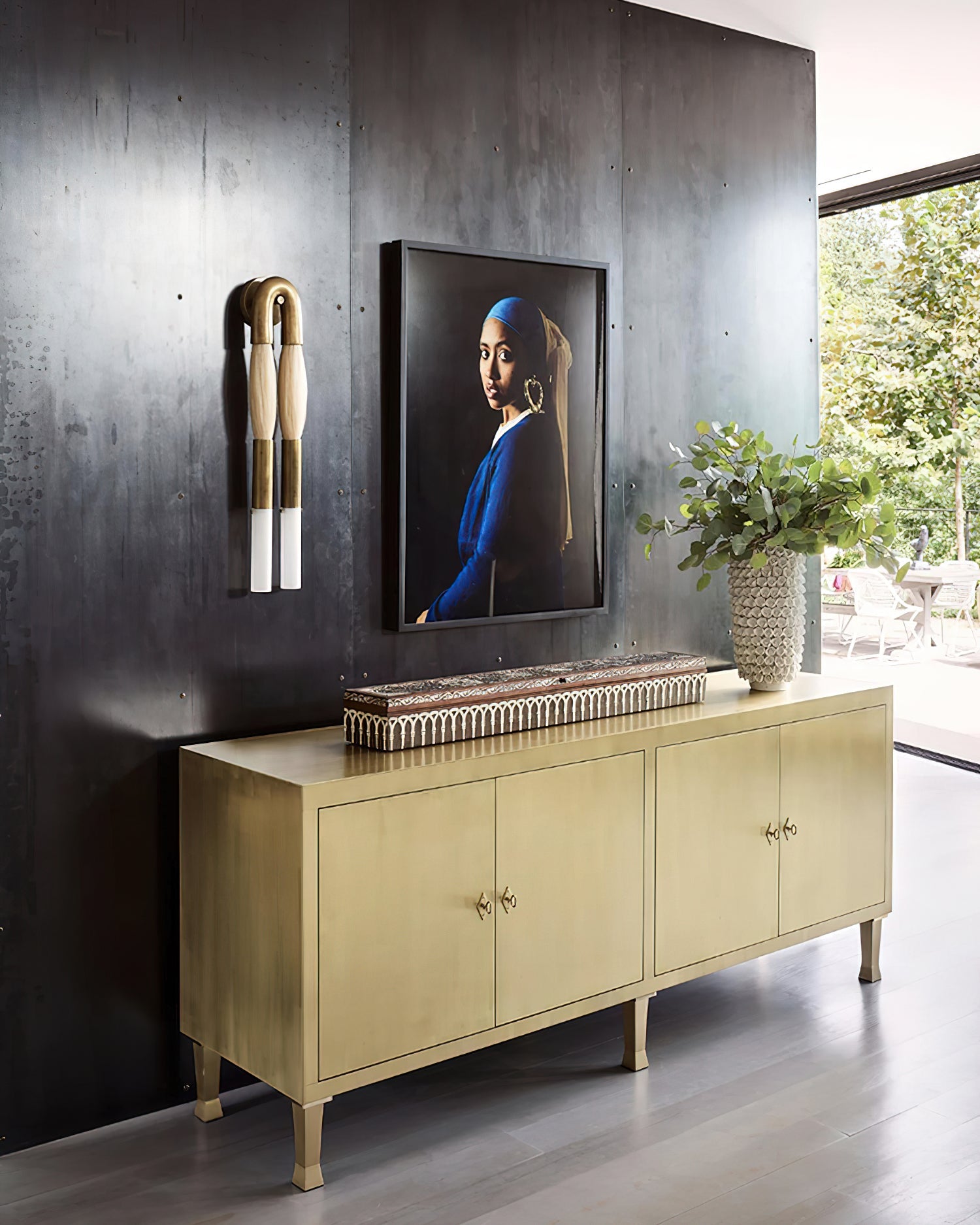 Decoratieve Wandlamp met Imitatie Paardenhaar – Sculptural Strijkijzeren Design met Witte Acryl Kap – ø18×H67cm | Sansoti