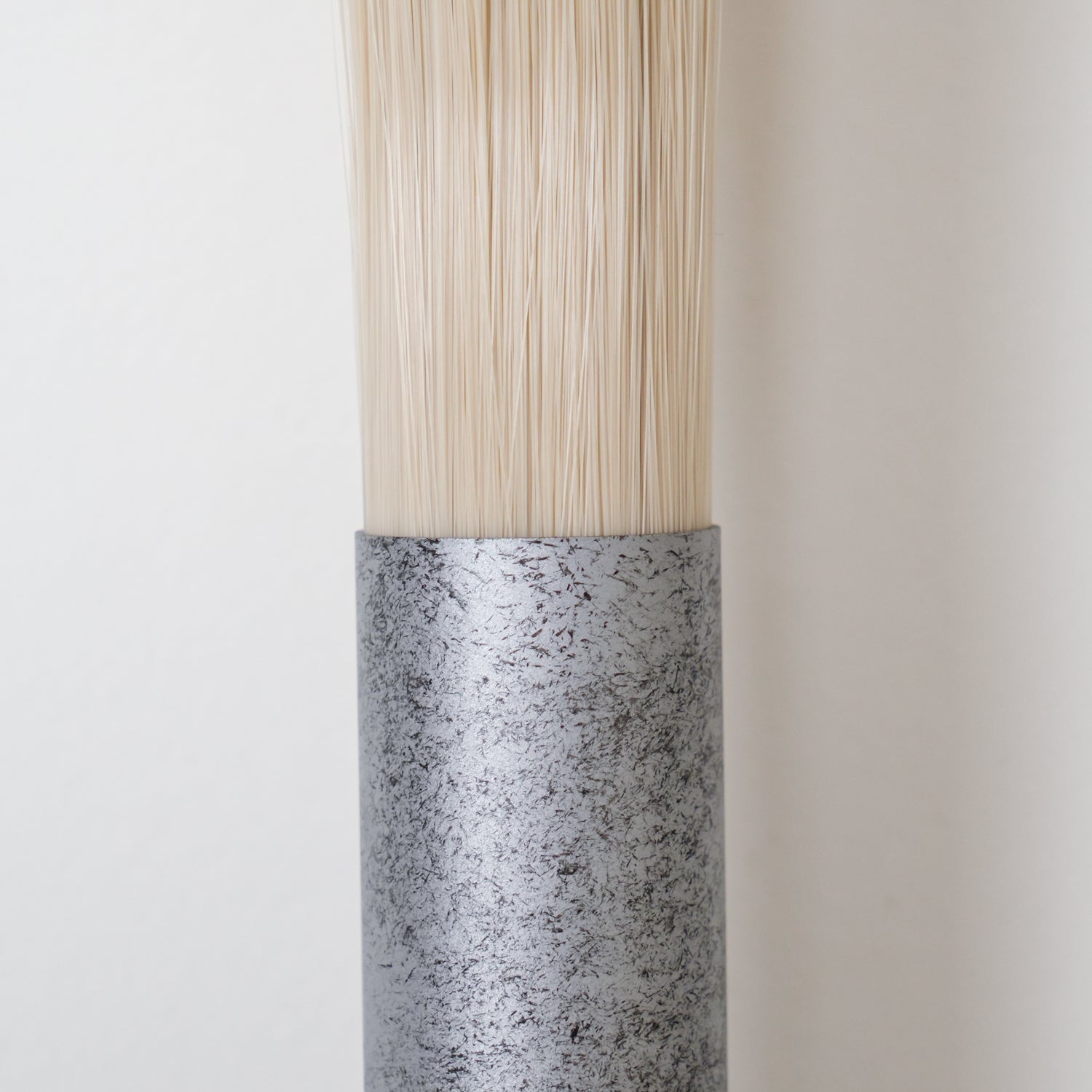 Decoratieve Wandlamp met Imitatie Paardenhaar – Sculptural Strijkijzeren Design met Witte Acryl Kap – ø18×H67cm | Sansoti
