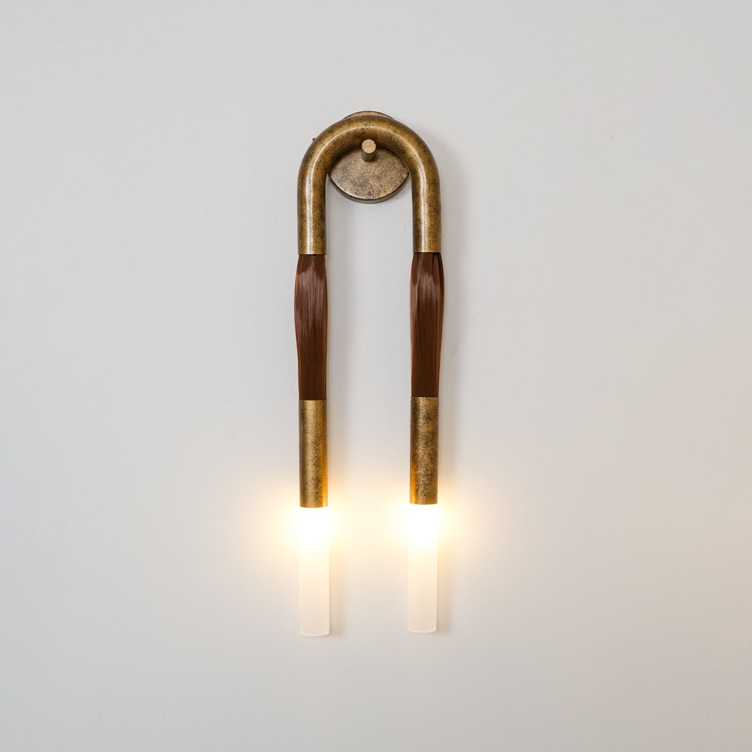 Decoratieve Wandlamp met Imitatie Paardenhaar – Sculptural Strijkijzeren Design met Witte Acryl Kap – ø18×H67cm | Sansoti