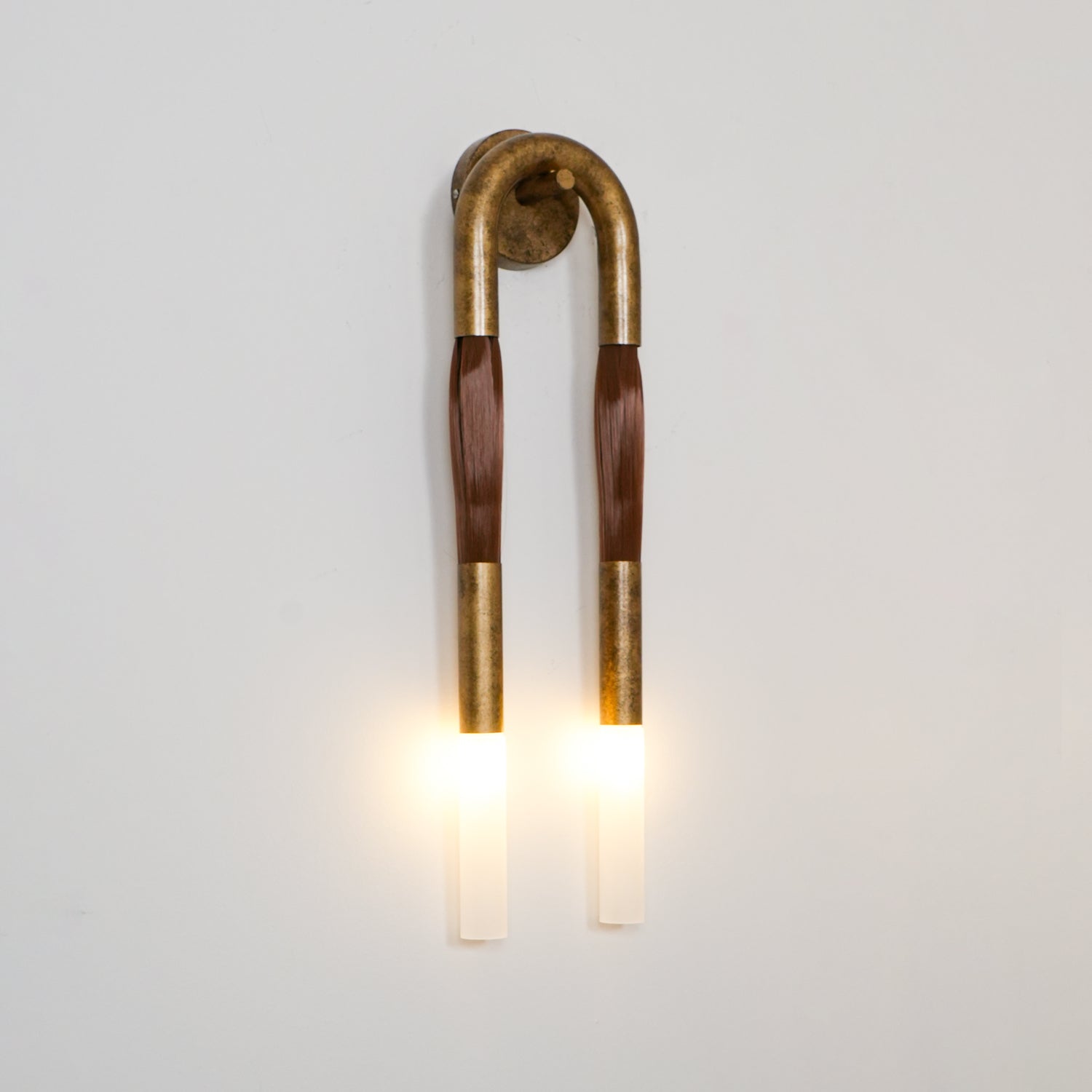 Decoratieve Wandlamp met Imitatie Paardenhaar – Sculptural Strijkijzeren Design met Witte Acryl Kap – ø18×H67cm | Sansoti