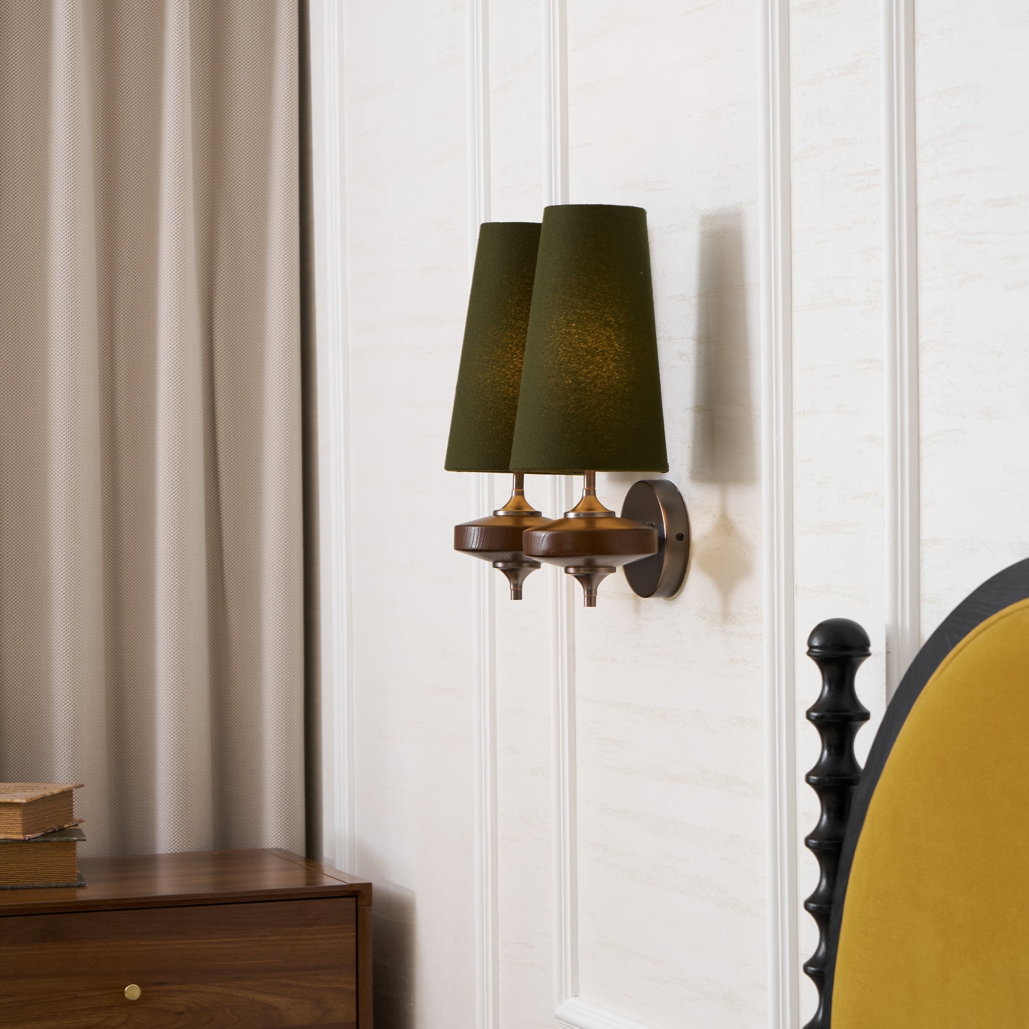Design-Wandleuchte mit Holzdetails und Stoffschirm, inspiriert von der Nikau-Palme | Restfield