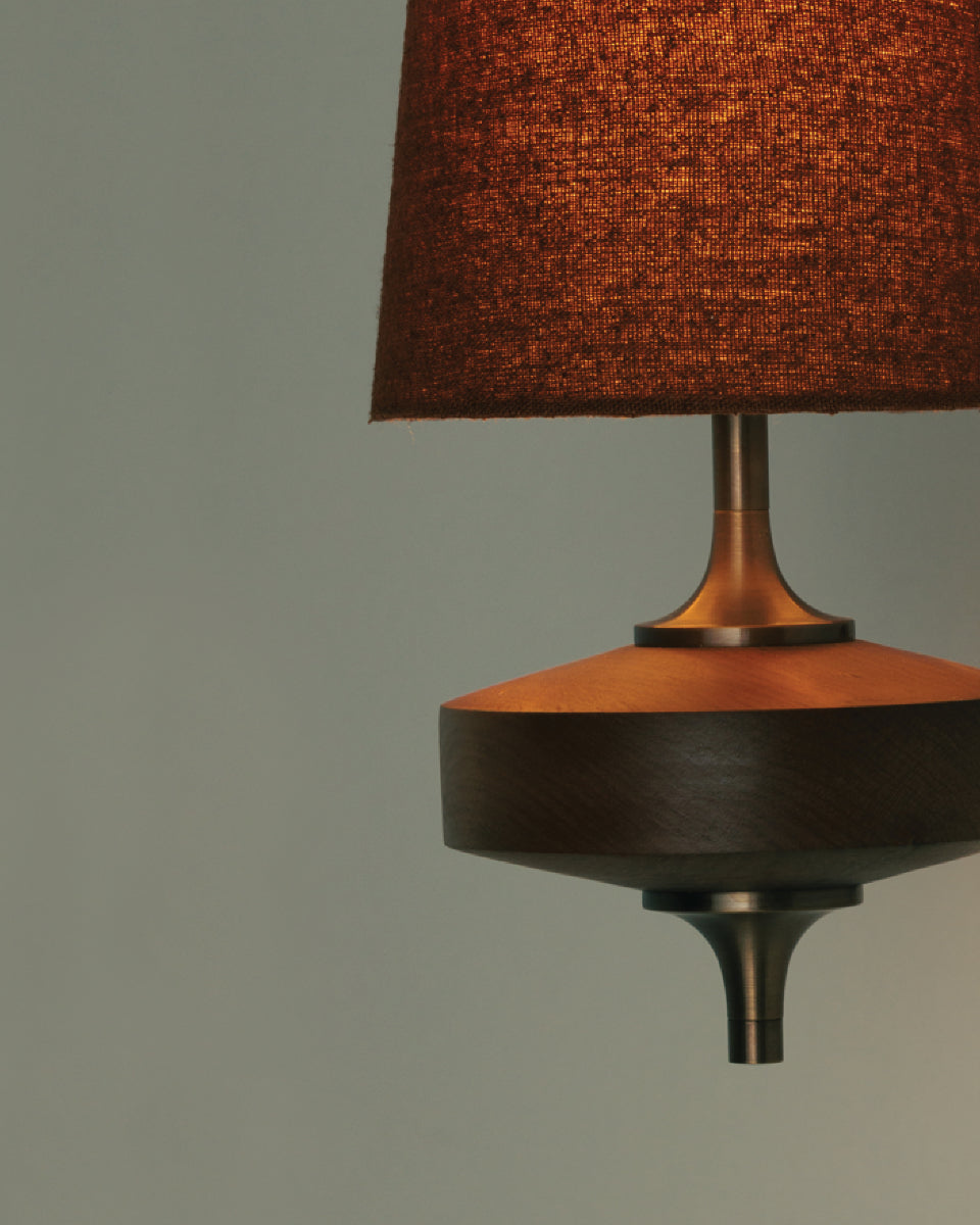 Vintage Wandlamp met Houten Arm en Stoffen Kap – Antiek Messing of Walnoot – E12/E14 Fitting | Sansoti
