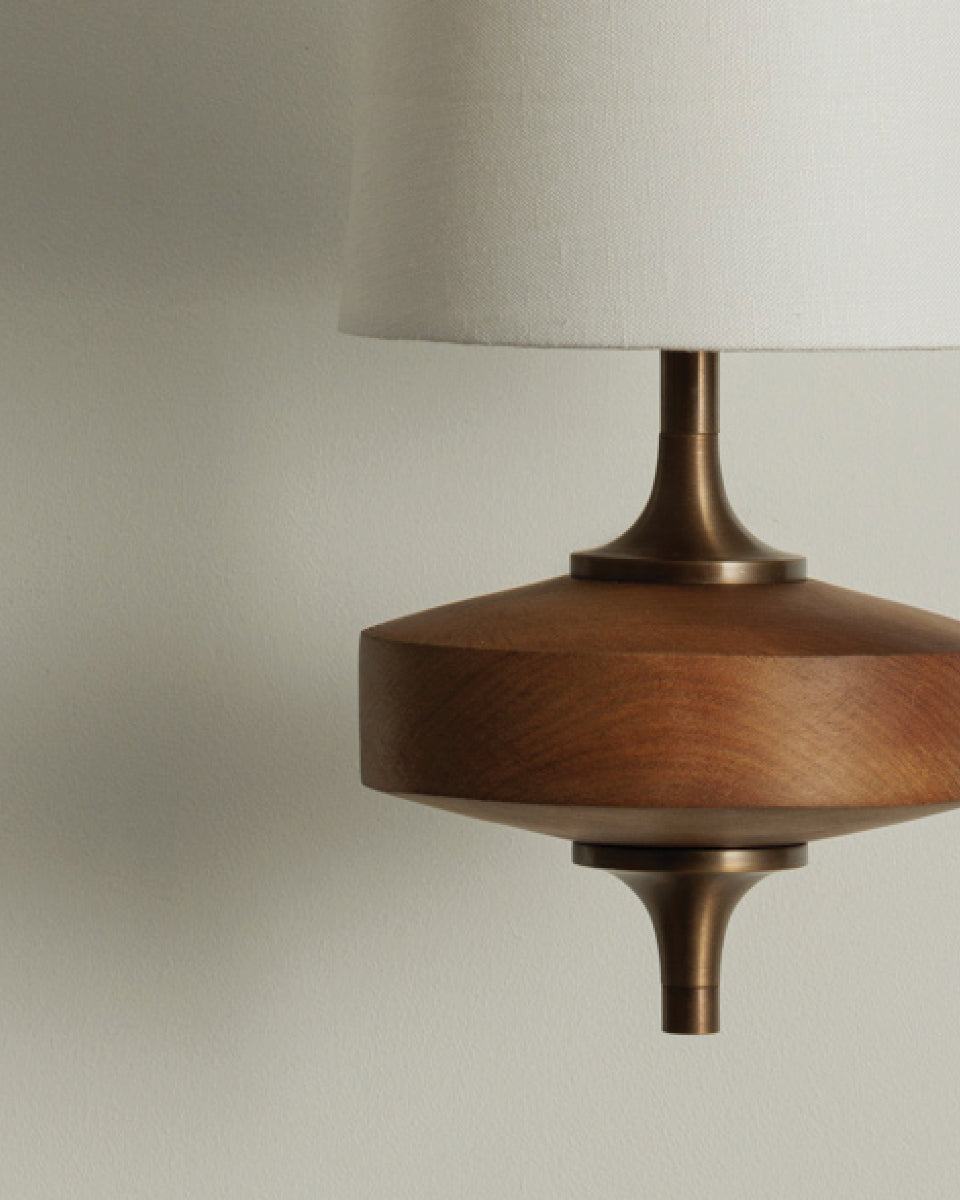 Vintage Wandlamp met Houten Arm en Stoffen Kap – Antiek Messing of Walnoot – E12/E14 Fitting | Sansoti