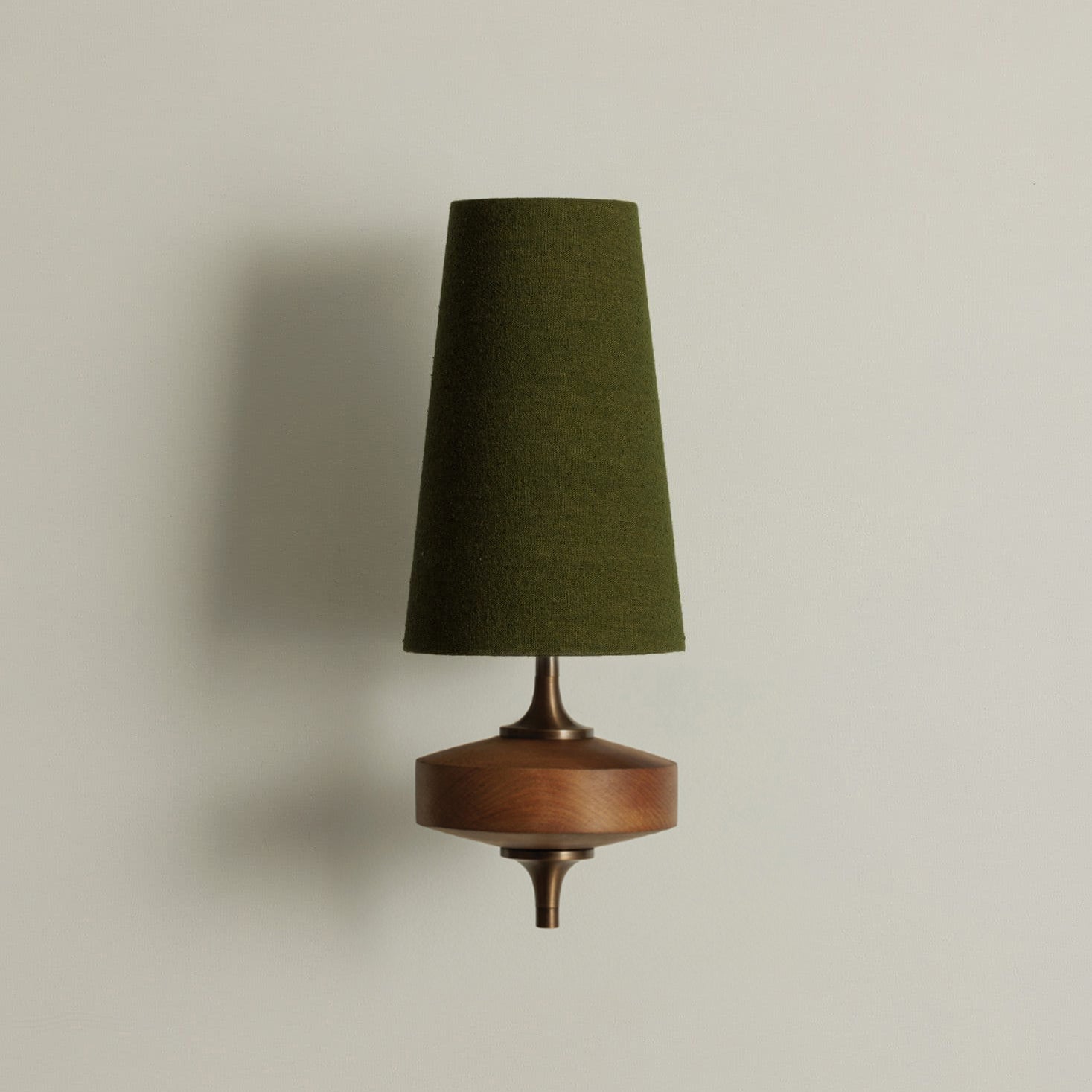 Design-Wandleuchte mit Holzdetails und Stoffschirm, inspiriert von der Nikau-Palme | Restfield
