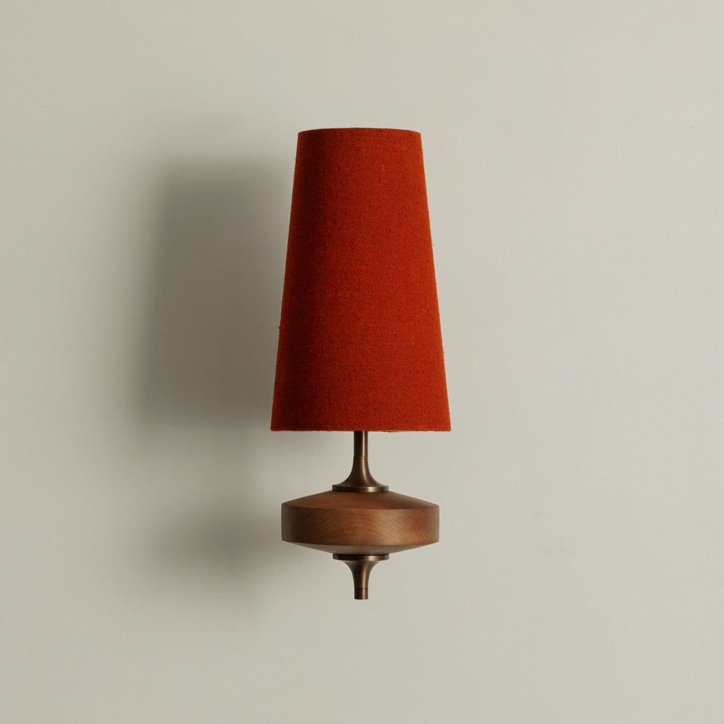 Design-Wandleuchte mit Holzdetails und Stoffschirm, inspiriert von der Nikau-Palme | Restfield