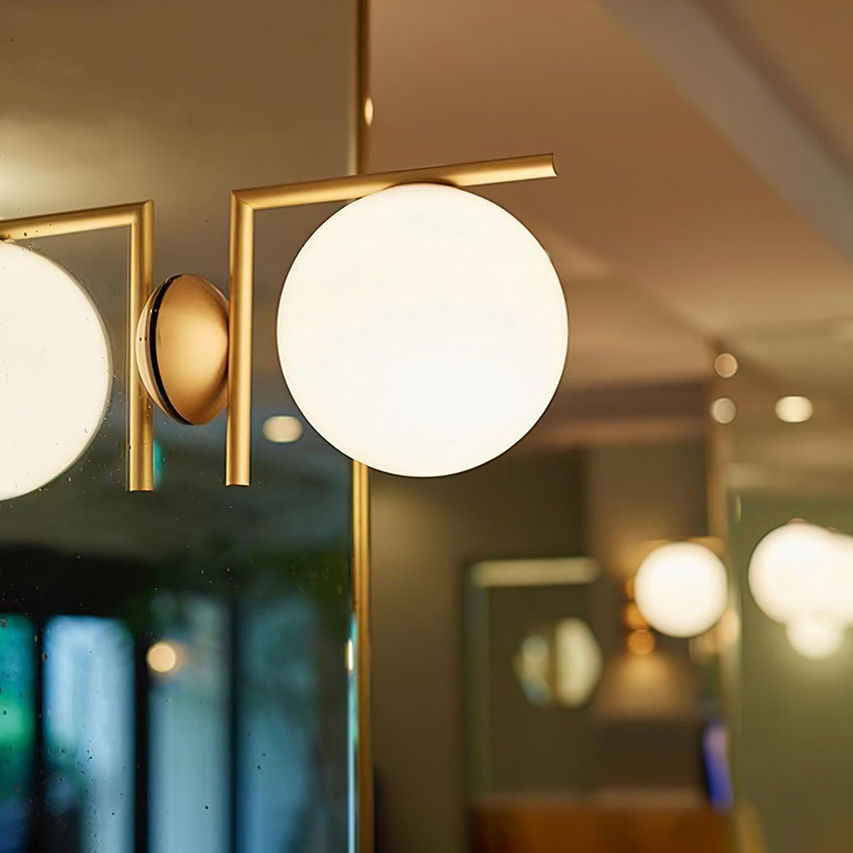 Applique en verre soufflé boule opaline, éclairage minimaliste noir et or, design scandinave, lumière d’ambiance | Sansoti