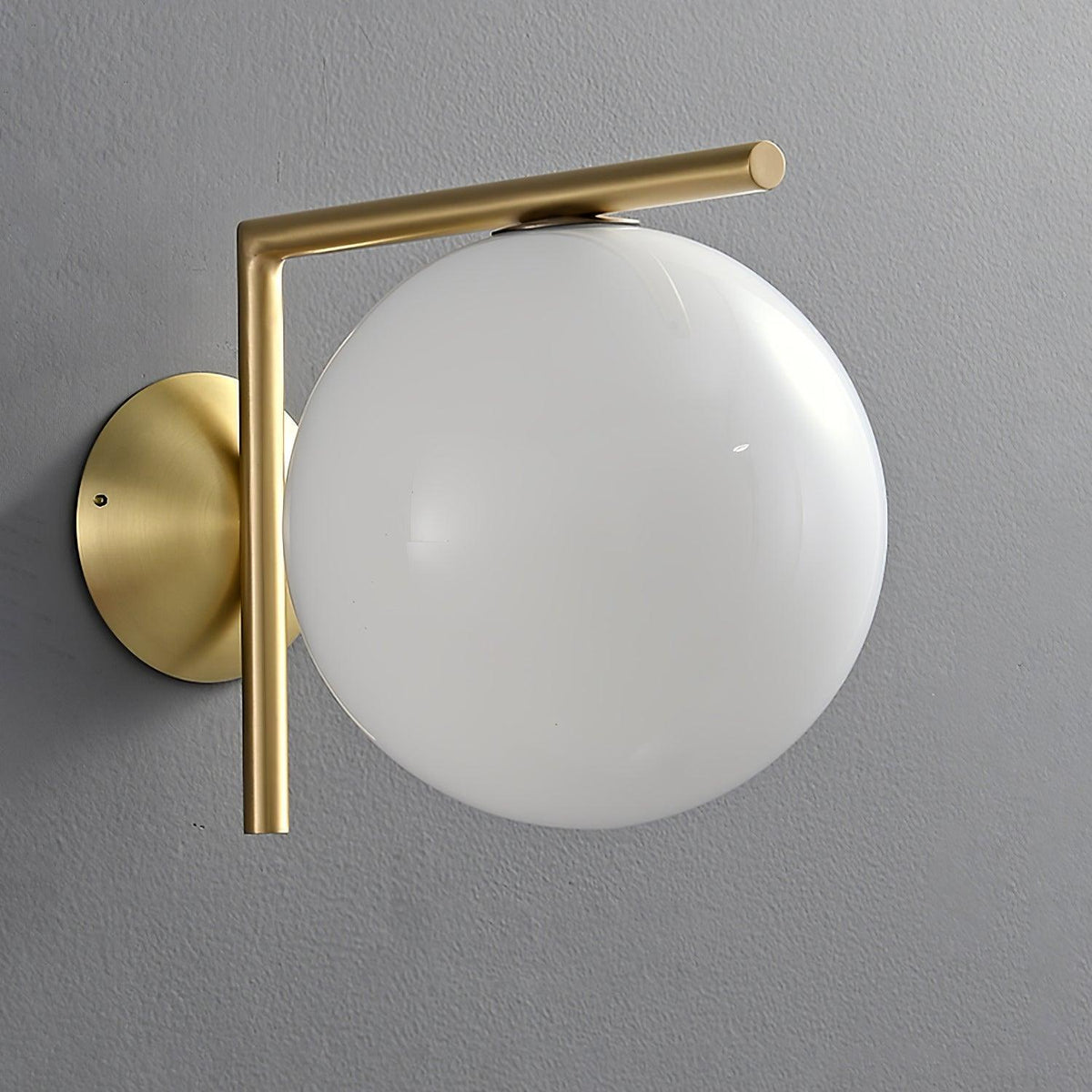 Applique en verre soufflé boule opaline, éclairage minimaliste noir et or, design scandinave, lumière d’ambiance | Sansoti