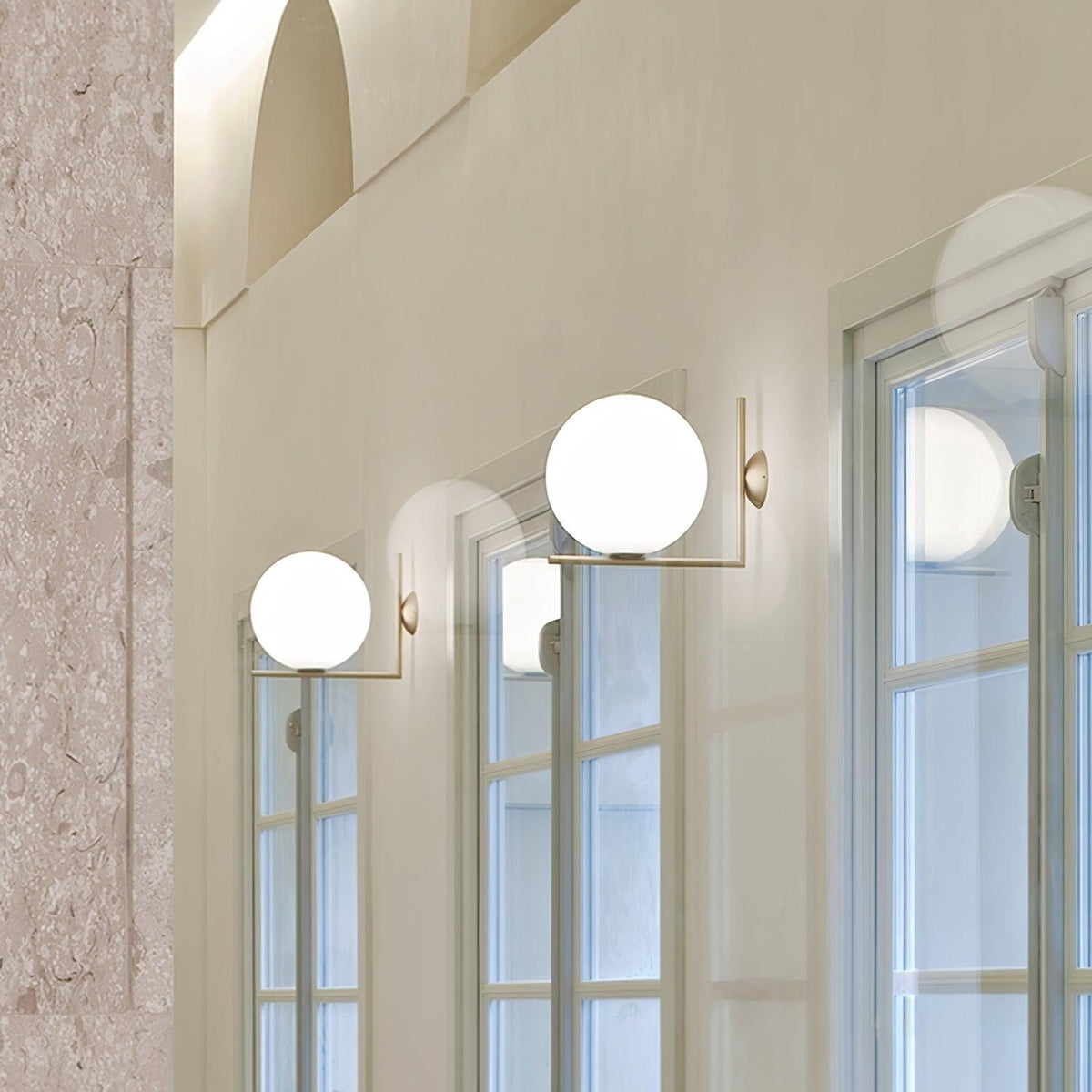 Applique en verre soufflé boule opaline, éclairage minimaliste noir et or, design scandinave, lumière d’ambiance | Sansoti