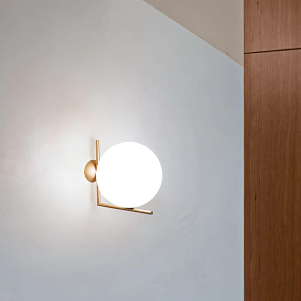 Applique en verre soufflé boule opaline, éclairage minimaliste noir et or, design scandinave, lumière d’ambiance | Sansoti