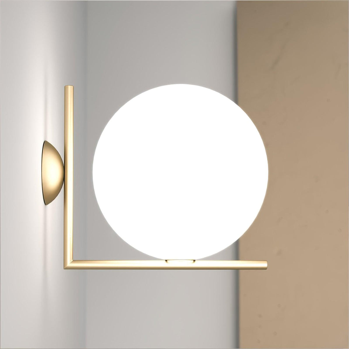 Applique en verre soufflé boule opaline, éclairage minimaliste noir et or, design scandinave, lumière d’ambiance | Sansoti