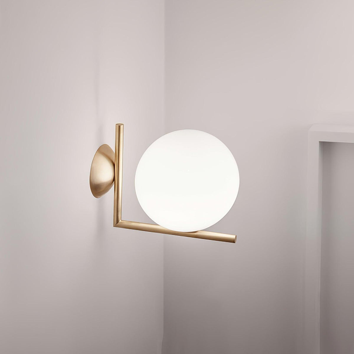 Applique en verre soufflé boule opaline, éclairage minimaliste noir et or, design scandinave, lumière d’ambiance | Sansoti