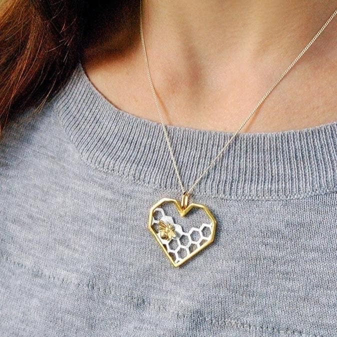 Herzförmige Waben-Halskette mit vergoldeter Biene und Silber für Damen – Geschenkidee zum Muttertag oder Geburtstag | Sansoti