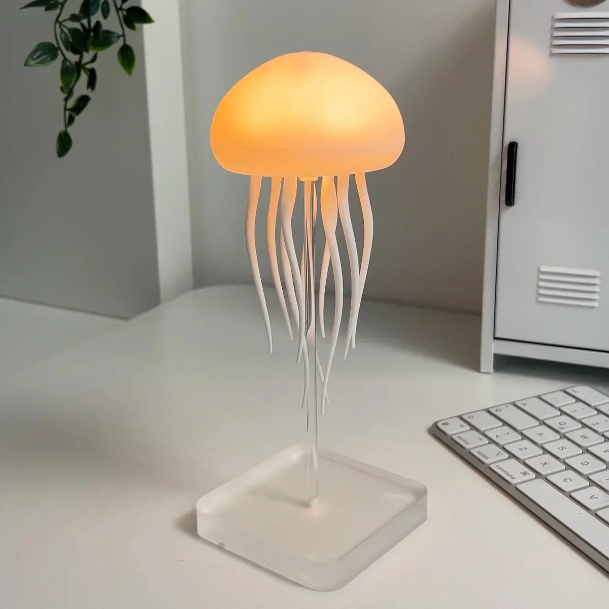 Lampe méduse avec éclairage LED et effet d’eau en mouvement, pour une décoration chaleureuse dans le salon et la chambre à coucher | Sansoti