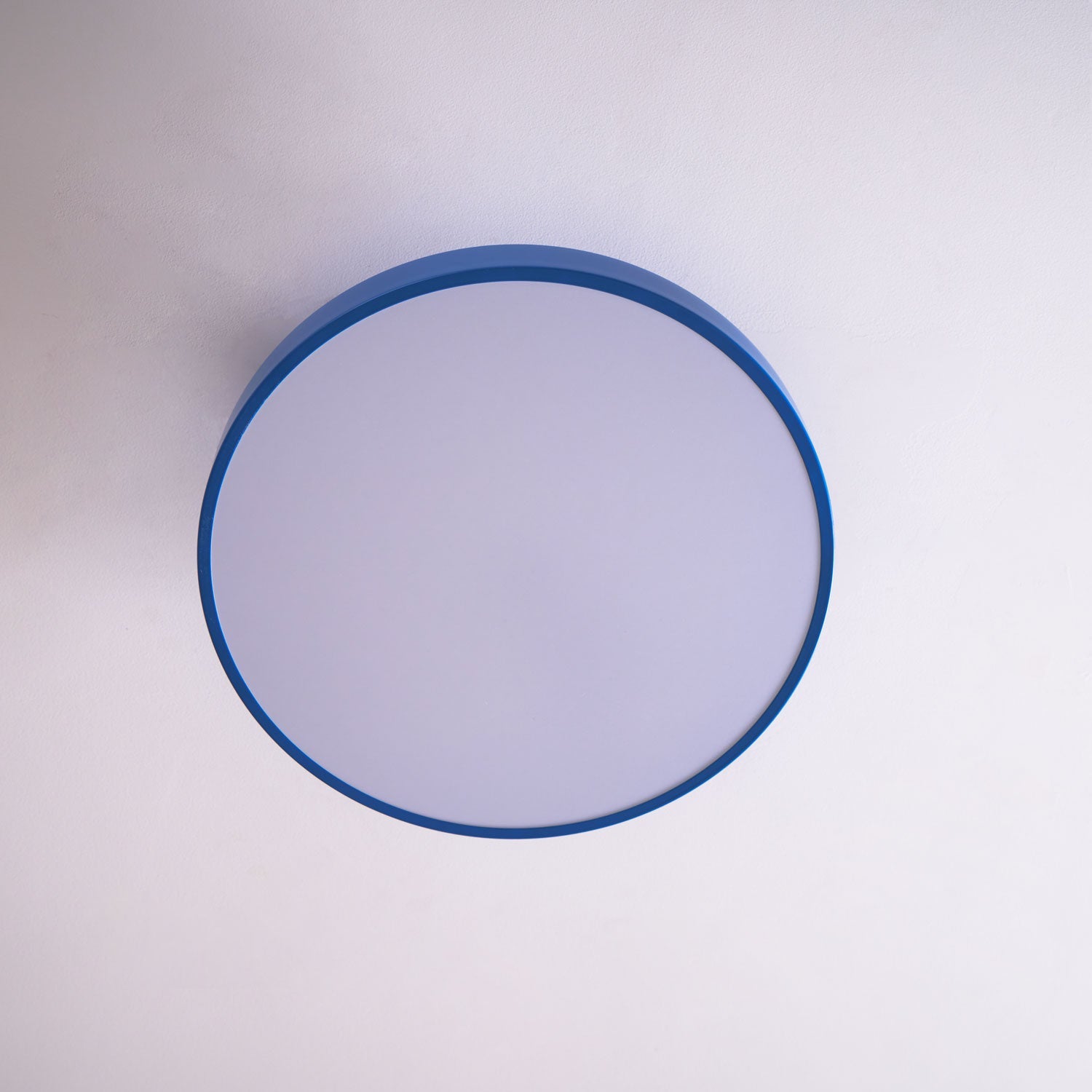Isla Plafondlamp — Ronde Flush-Mount LED Plafonnière met Zwart Metalen Armatuur en Witte Diffuser | Ideaal voor Eetkamers, Kantoren en Moderne Interieurs | Verkrijgbaar in Zes Kleuren | Sansoti