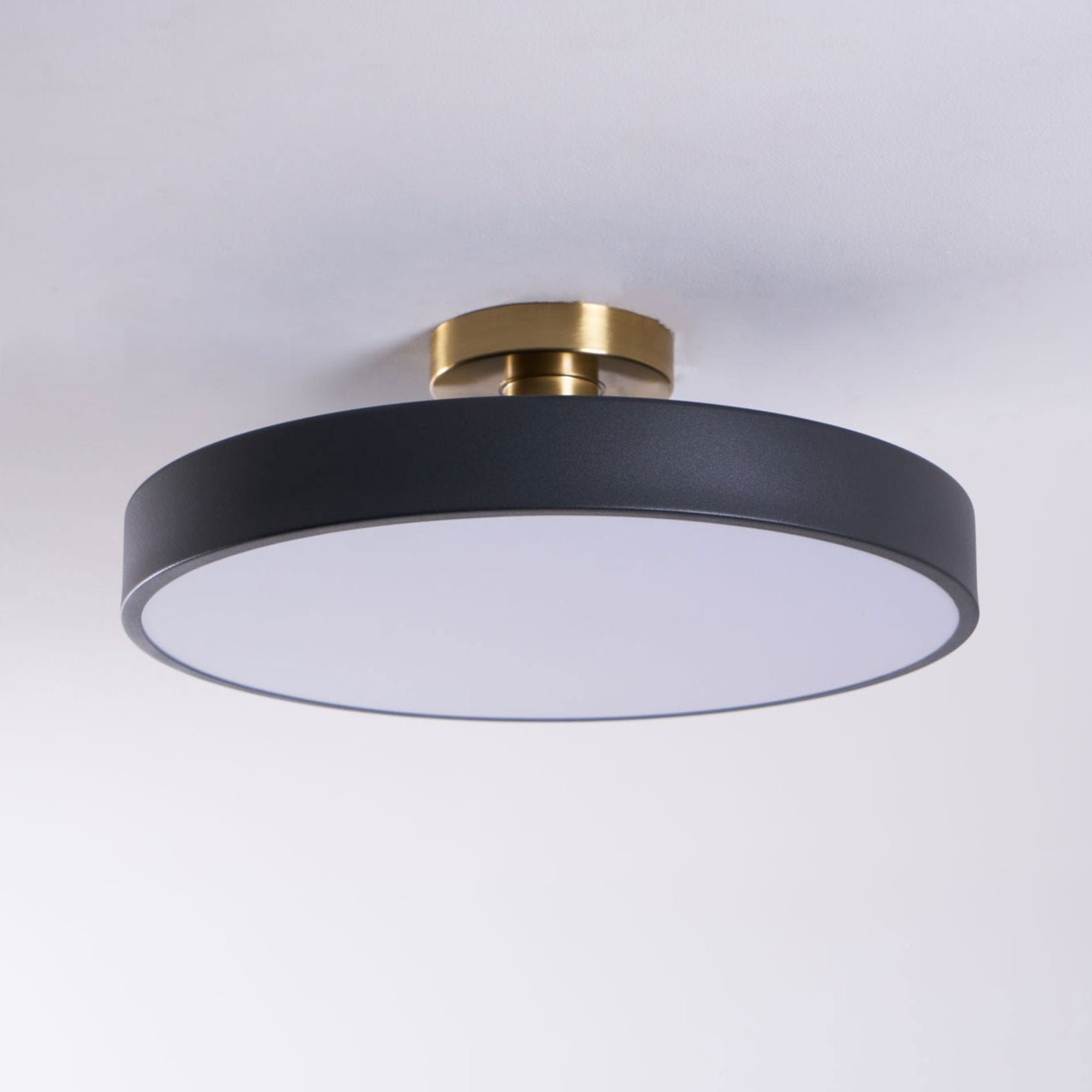 Isla Plafondlamp — Ronde Flush-Mount LED Plafonnière met Zwart Metalen Armatuur en Witte Diffuser | Ideaal voor Eetkamers, Kantoren en Moderne Interieurs | Verkrijgbaar in Zes Kleuren | Sansoti