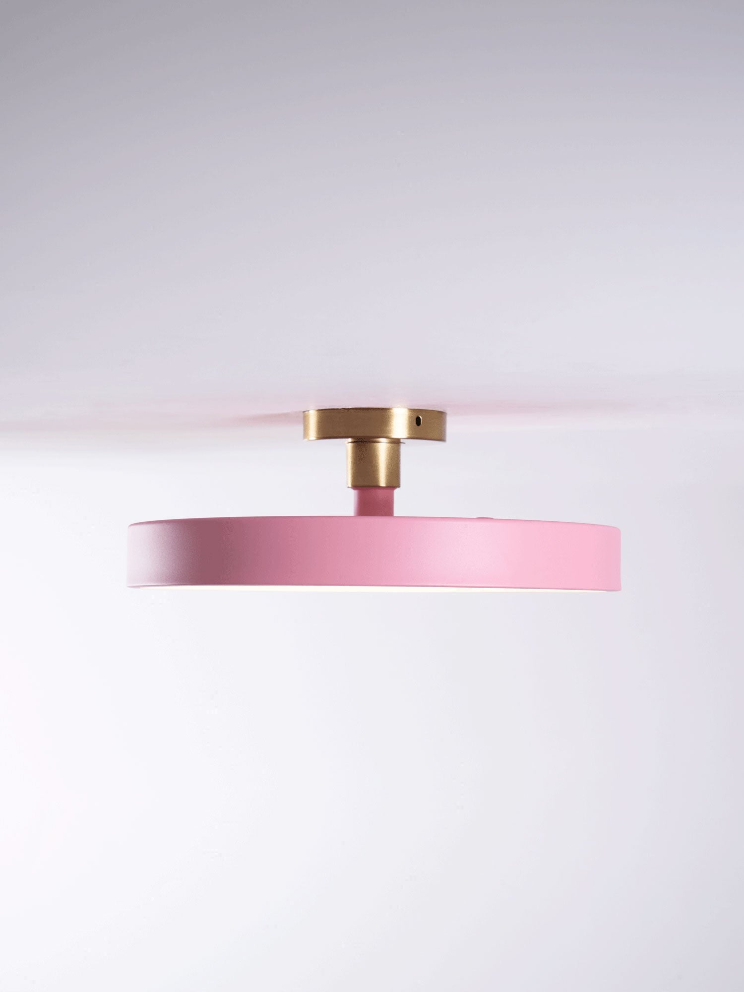 Isla Plafondlamp — Ronde Flush-Mount LED Plafonnière met Zwart Metalen Armatuur en Witte Diffuser | Ideaal voor Eetkamers, Kantoren en Moderne Interieurs | Verkrijgbaar in Zes Kleuren | Sansoti