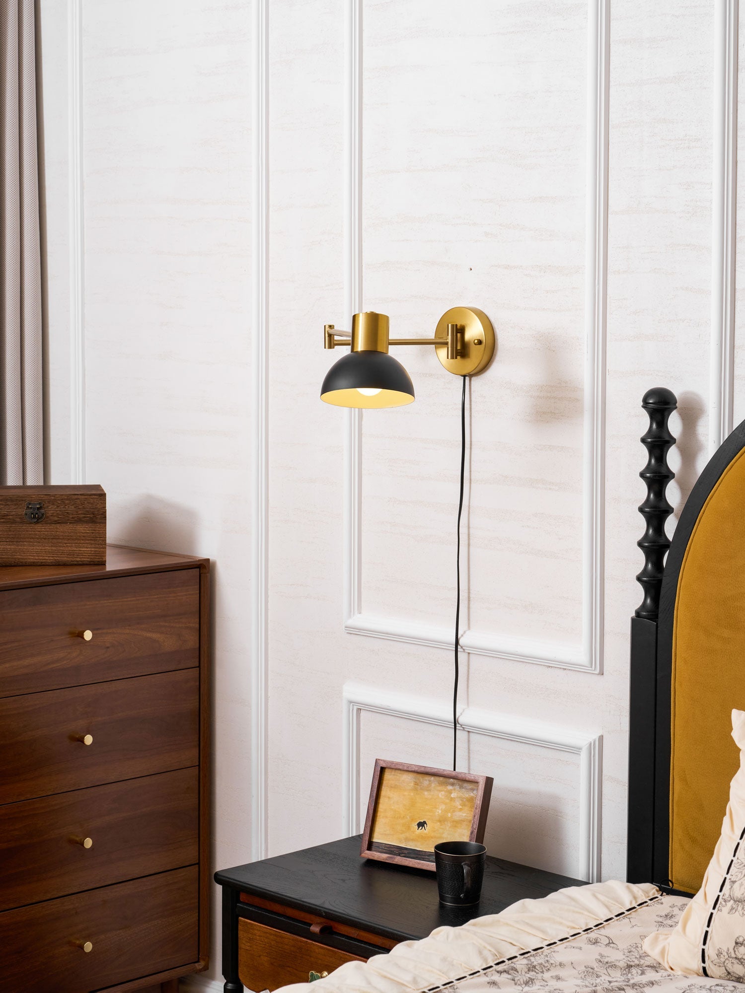Verstelbare Wandlamp met Plug | Draaibare Arm en Zwenkkap | Perfect voor Slaapkamer en Leeshoek | Sansoti