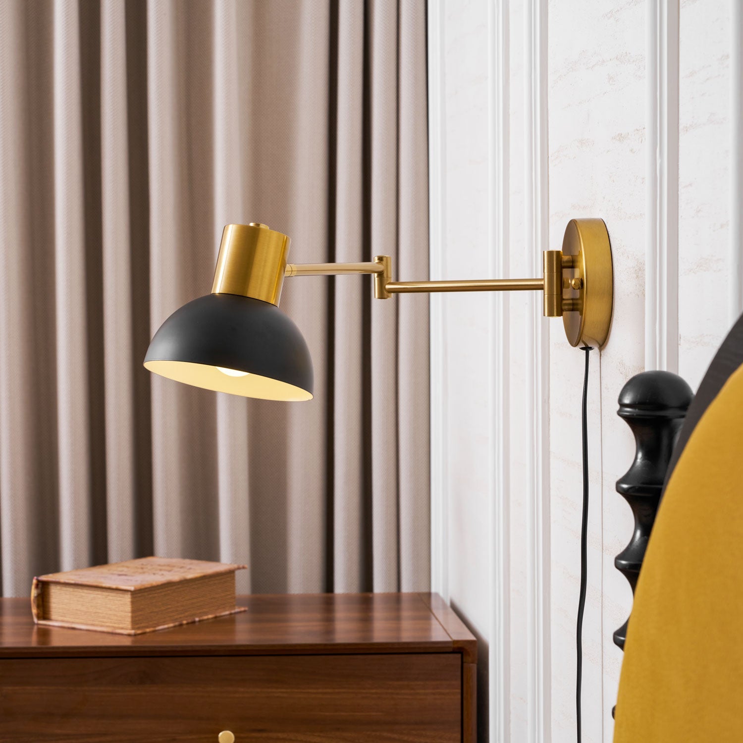 Verstelbare Wandlamp met Plug | Draaibare Arm en Zwenkkap | Perfect voor Slaapkamer en Leeshoek | Sansoti