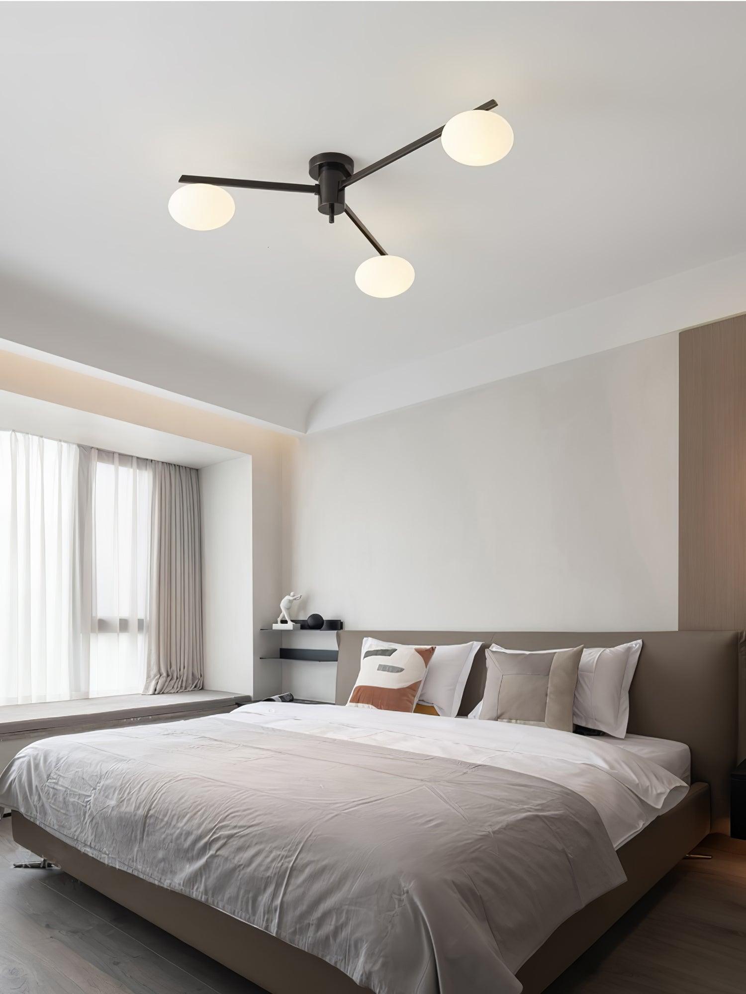 Plafondlamp met Ovale Glasbolletjes en Slanke Armen – Modern Laagprofieldesign voor Lage Plafonds in Zwart of Messing – G9 Fitting – 3-Kops, 5-Kops en 6-Kops Configuratie | Sansoti