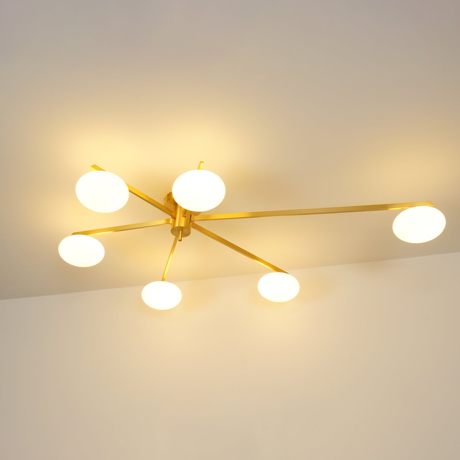 Plafondlamp met Ovale Glasbolletjes en Slanke Armen – Modern Laagprofieldesign voor Lage Plafonds in Zwart of Messing – G9 Fitting – 3-Kops, 5-Kops en 6-Kops Configuratie | Sansoti