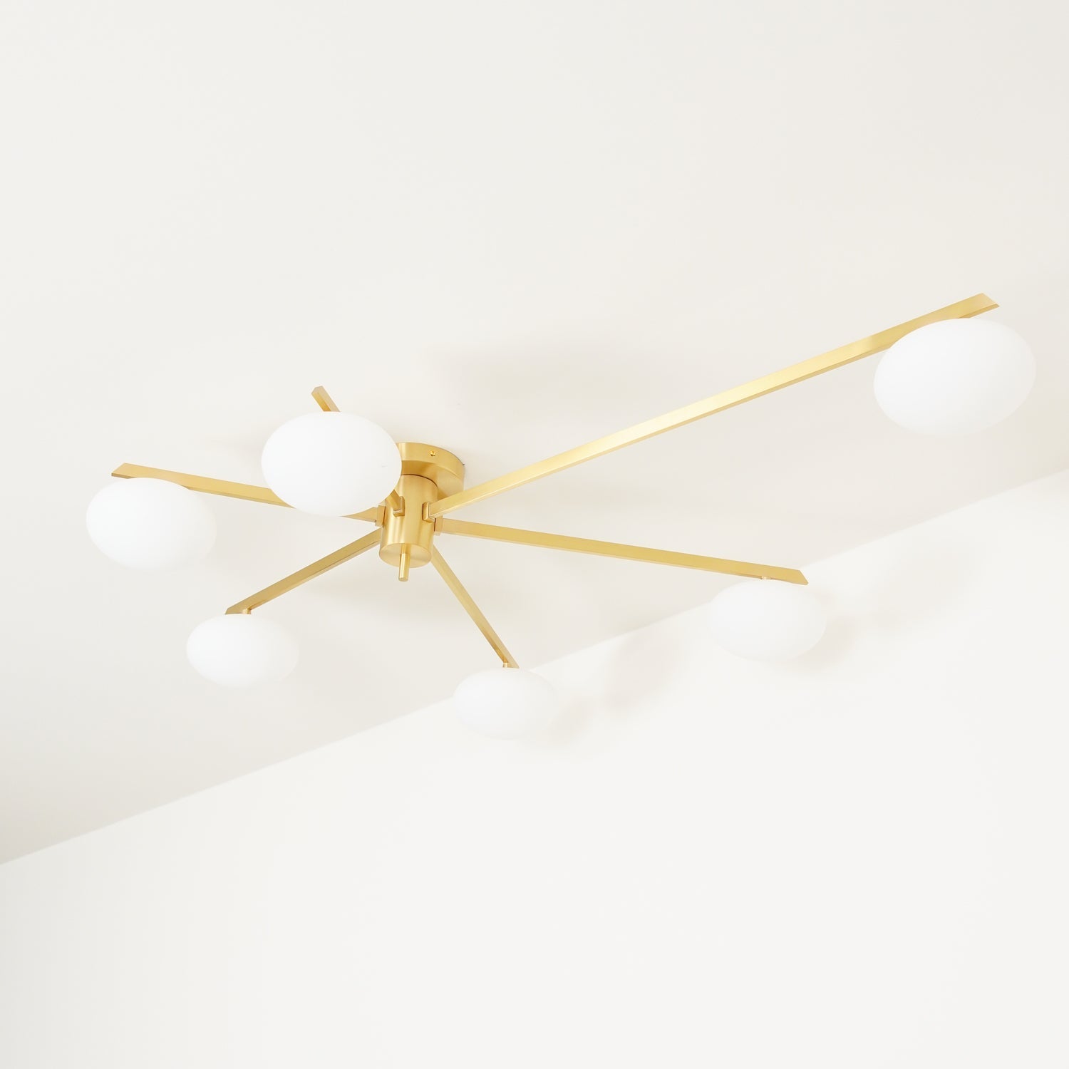 Plafondlamp met Ovale Glasbolletjes en Slanke Armen – Modern Laagprofieldesign voor Lage Plafonds in Zwart of Messing – G9 Fitting – 3-Kops, 5-Kops en 6-Kops Configuratie | Sansoti