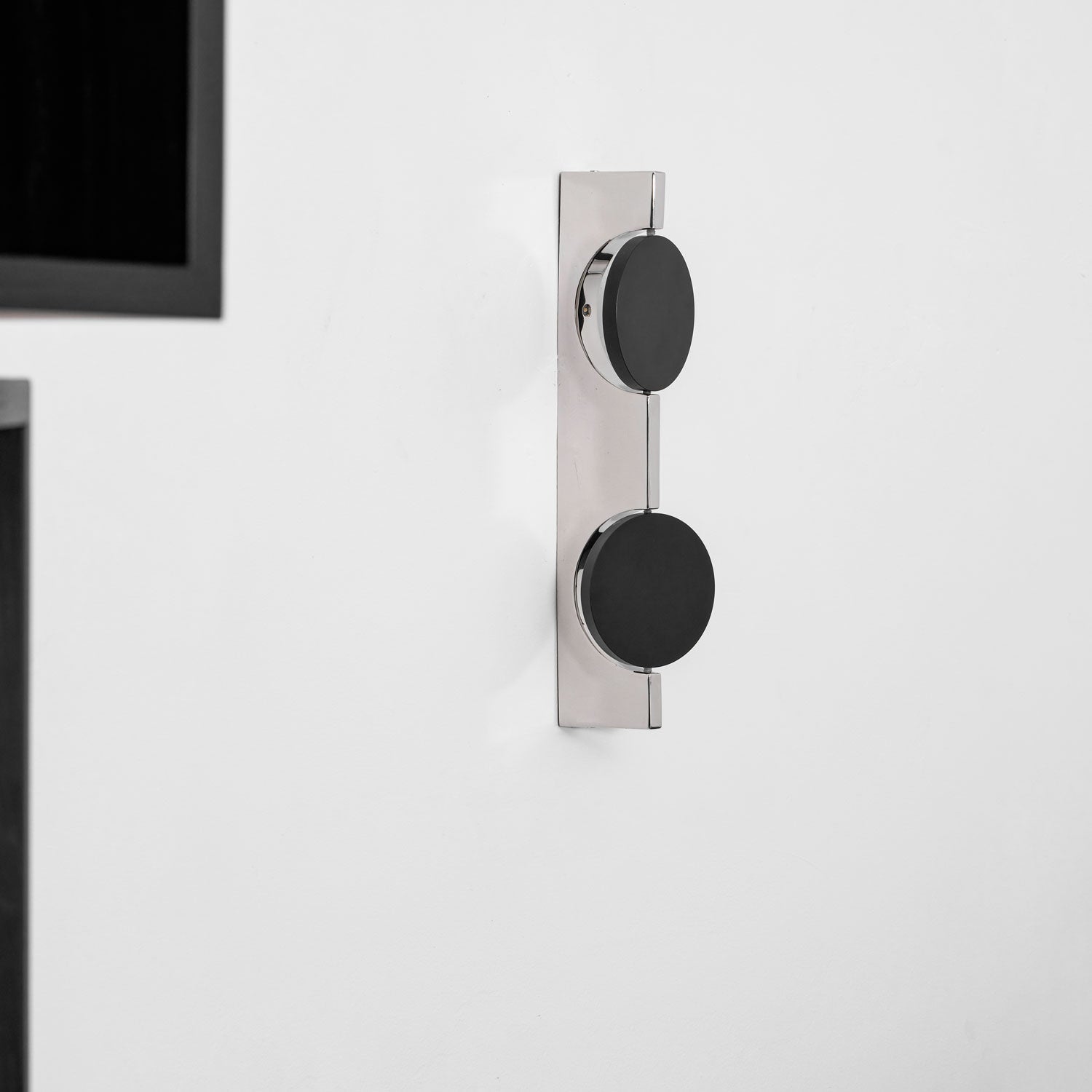 Kinetic Shadow Wandlamp Sculptuur met Verchroomde Schaduwprojectie | Sansoti