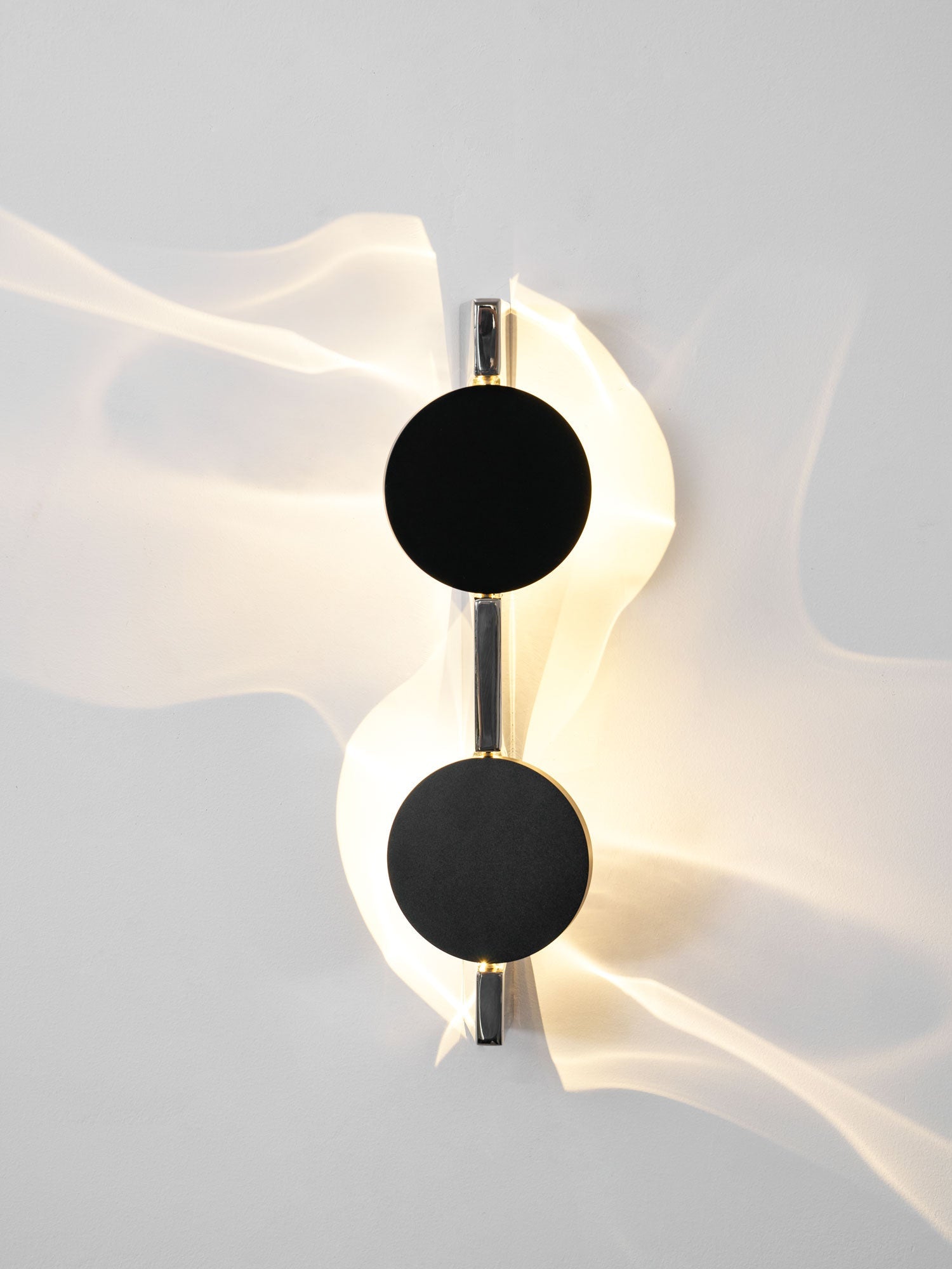 Kinetic Shadow Wandlamp Sculptuur met Verchroomde Schaduwprojectie | Sansoti