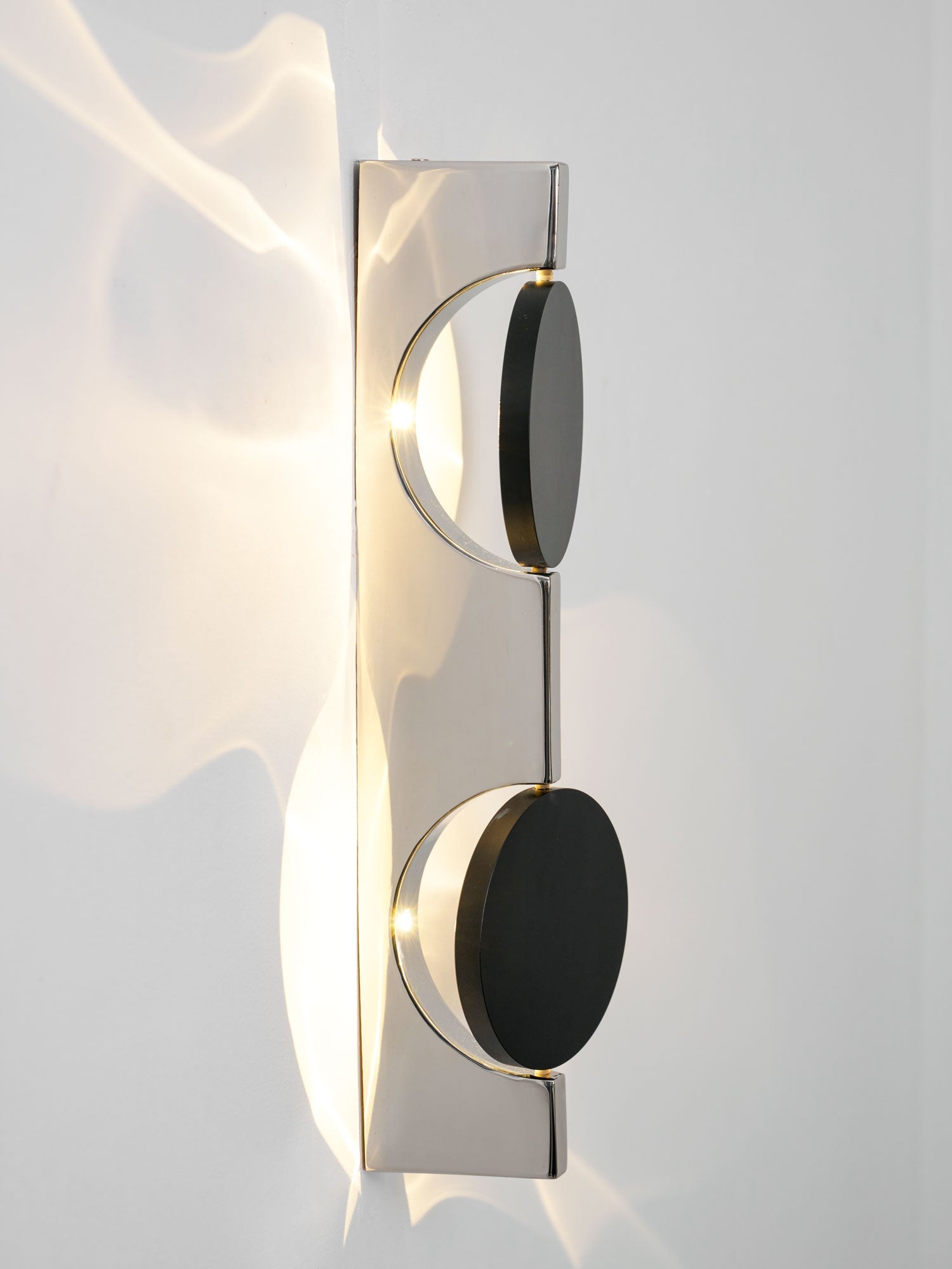 Kinetic Shadow Wandlamp Sculptuur met Verchroomde Schaduwprojectie | Sansoti