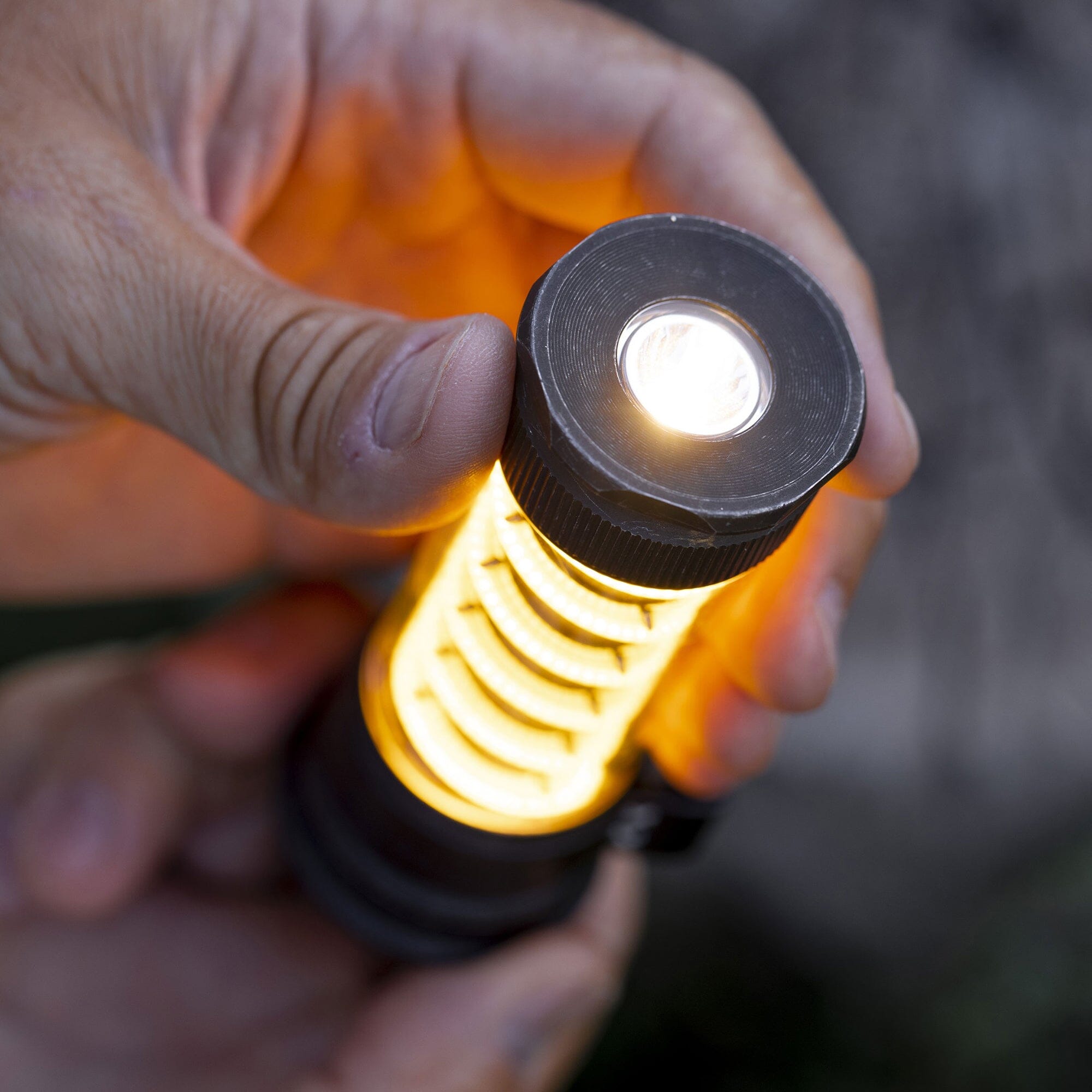 Multifunctionele LED-Lantaarn met USB-C-Oplading en 7 Lichtmodi – Compacte Campinglamp en Zaklamp in Één – Oplaadbaar – Met Draagkoord – Ideaal voor Outdoor, Kamperen en Noodgevallen | Sansoti