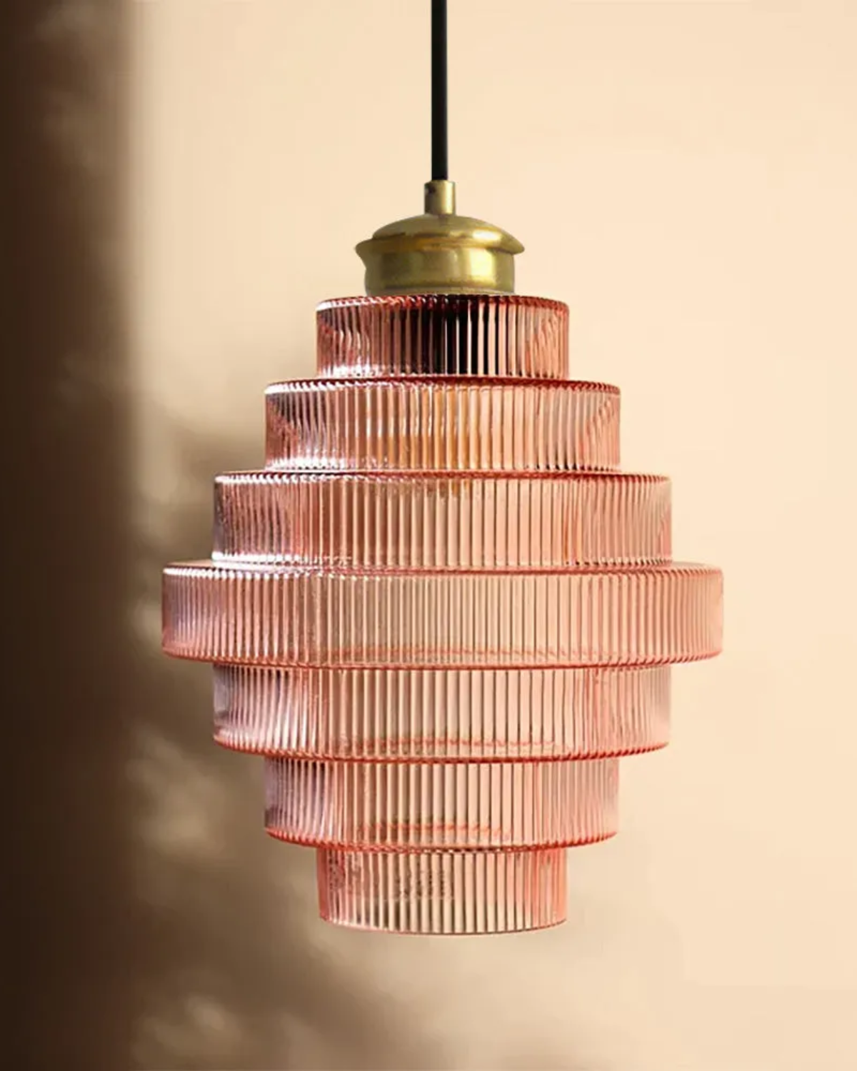 Suspension moderne en verre à étages avec détail doré pour salle à manger et salon – éclairage design luxueux | Restfield