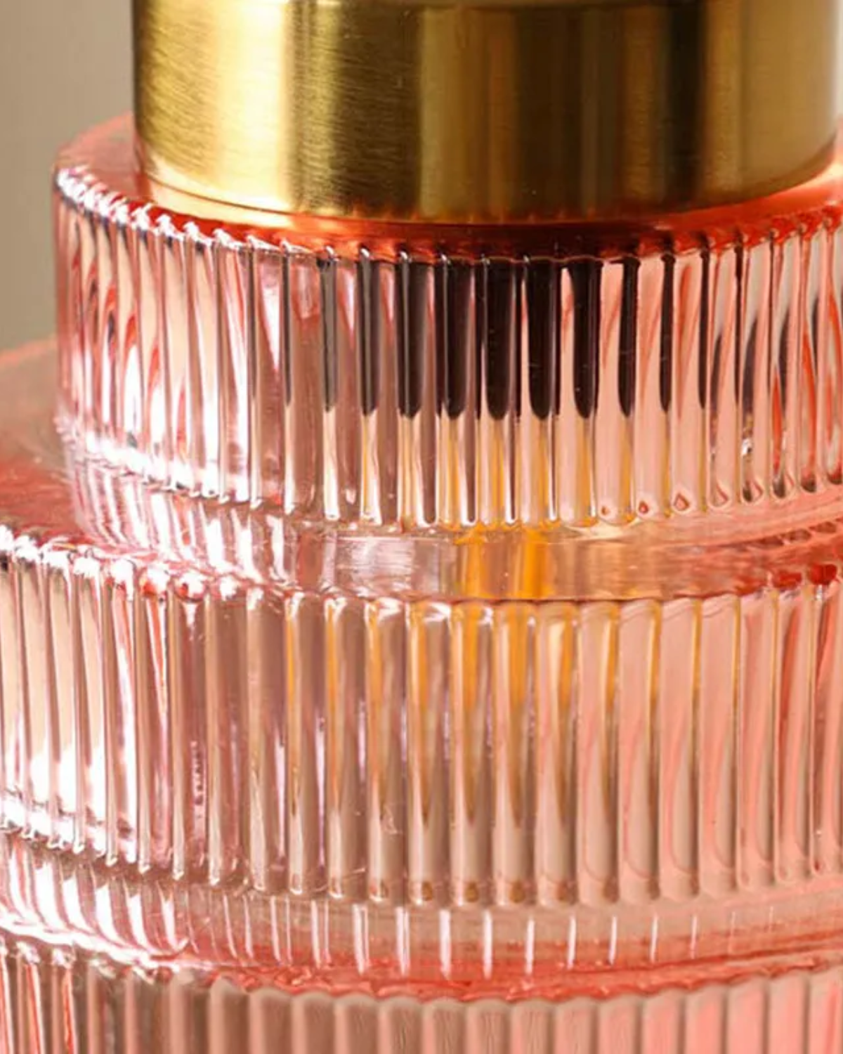 Suspension moderne en verre à étages avec détail doré pour salle à manger et salon – éclairage design luxueux | Restfield