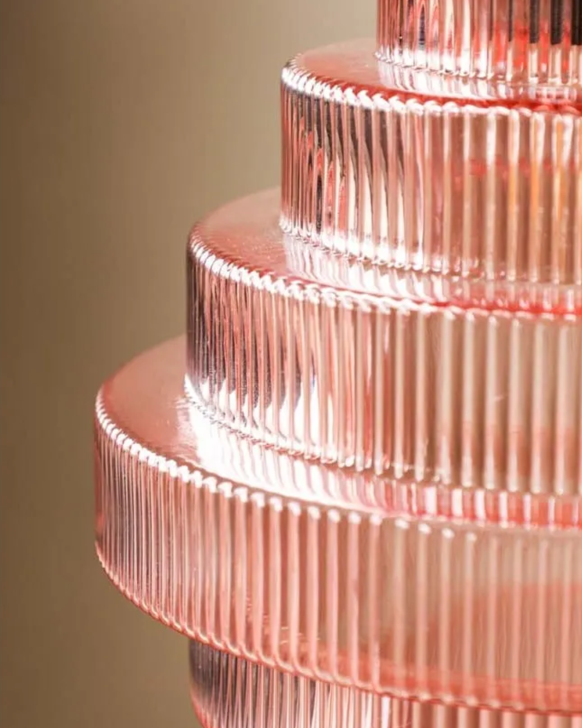 Suspension moderne en verre à étages avec détail doré pour salle à manger et salon – éclairage design luxueux | Restfield
