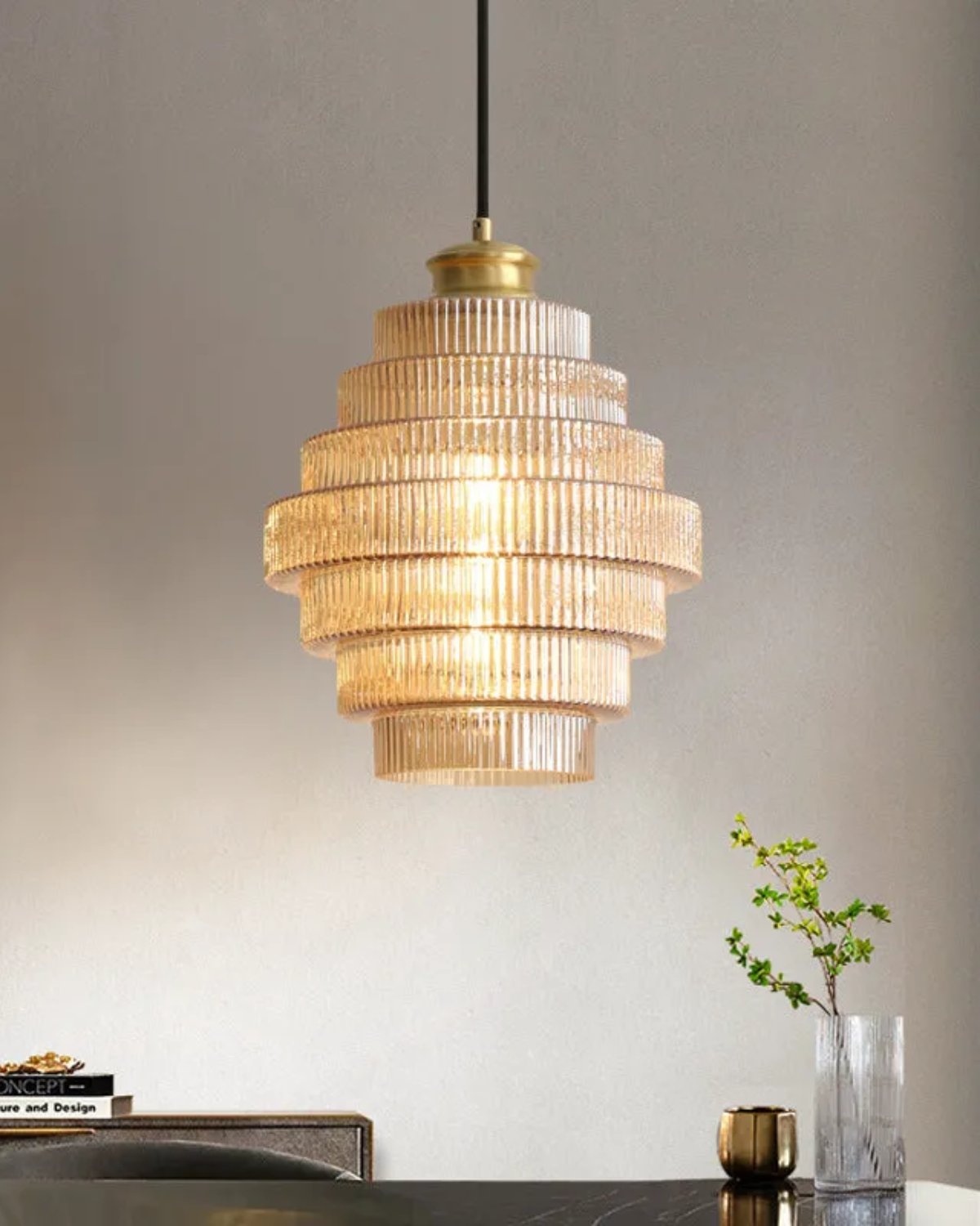 Suspension moderne en verre à étages avec détail doré pour salle à manger et salon – éclairage design luxueux | Restfield