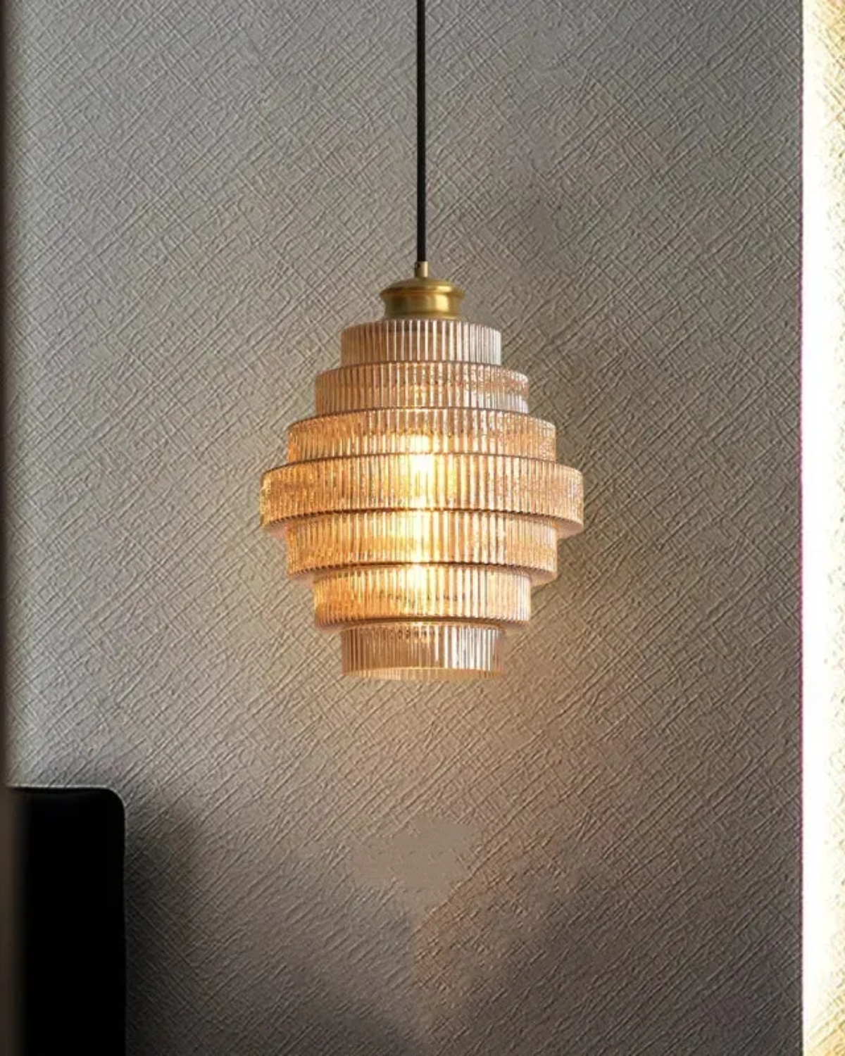 Suspension moderne en verre à étages avec détail doré pour salle à manger et salon – éclairage design luxueux | Restfield