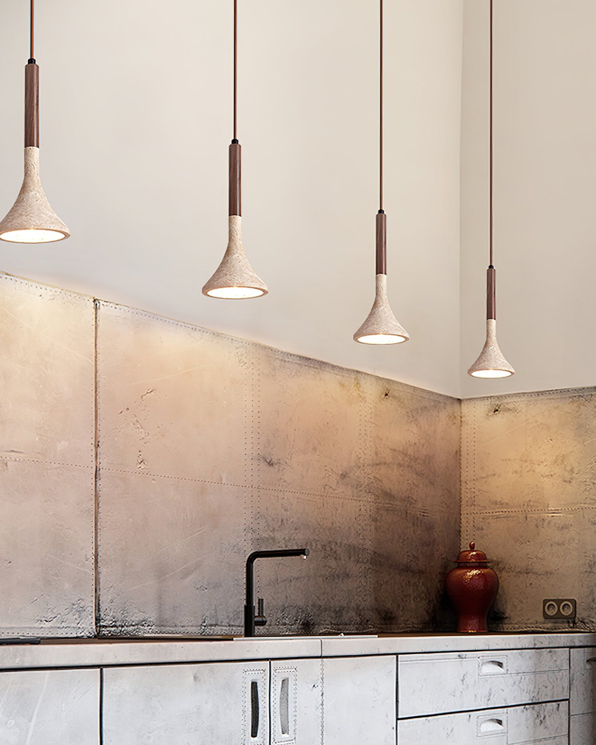 Travertijn Hanglamp met Walnoot Hout – Natuursteen Eetkamerlamp Warm Licht Scandinavisch Interieur | Sansoti