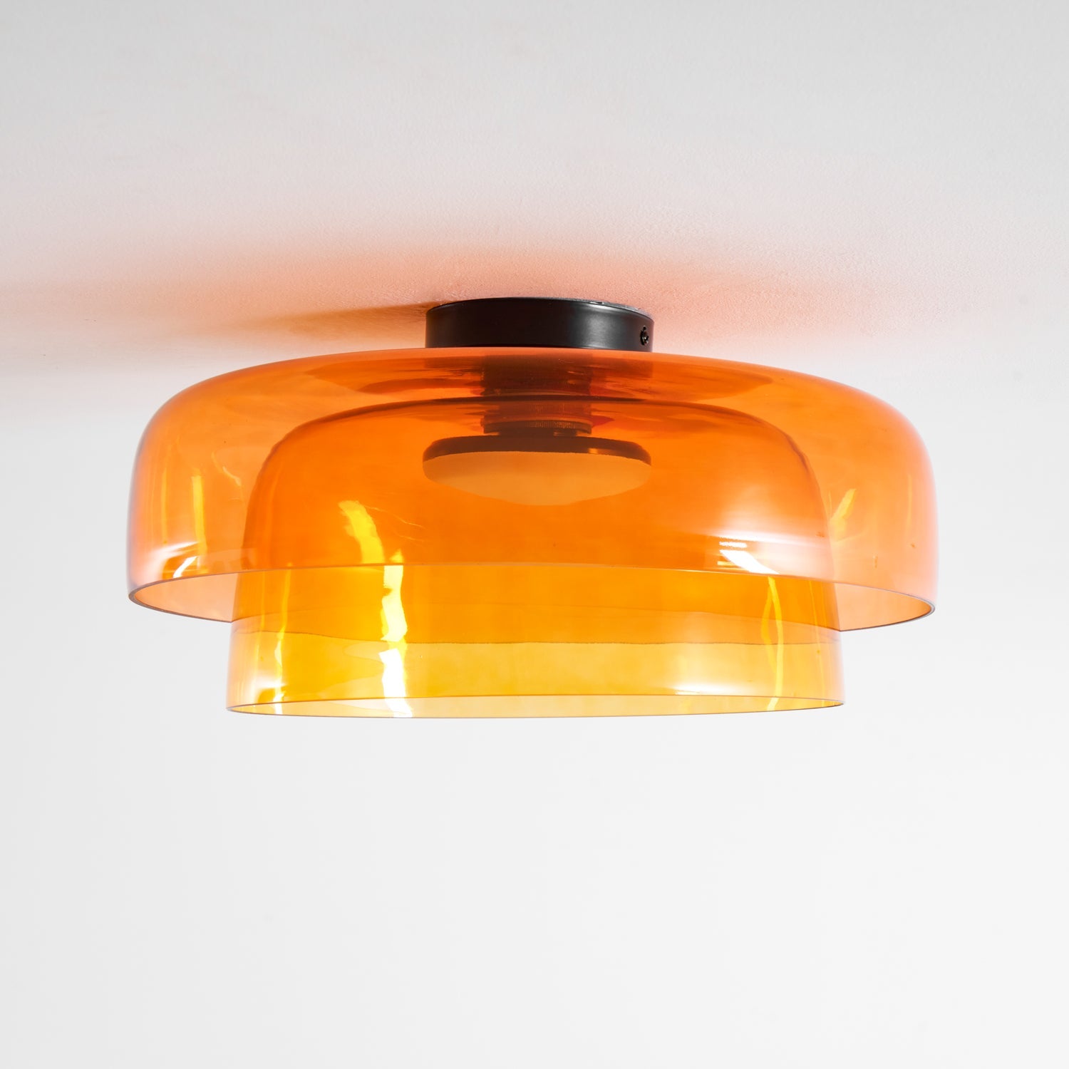 Lagen Plafondlamp met Glazen Schijven | Warm Getint Glas | Scandinavische Elegantie | Subtiel Gelaagd Licht | Moderne Plafondverlichting | Dimbare Versie Beschikbaar | Design Plafondlamp | Meerlaags Glasdesign | Natuurlijk Lichtgevoel | Sansoti