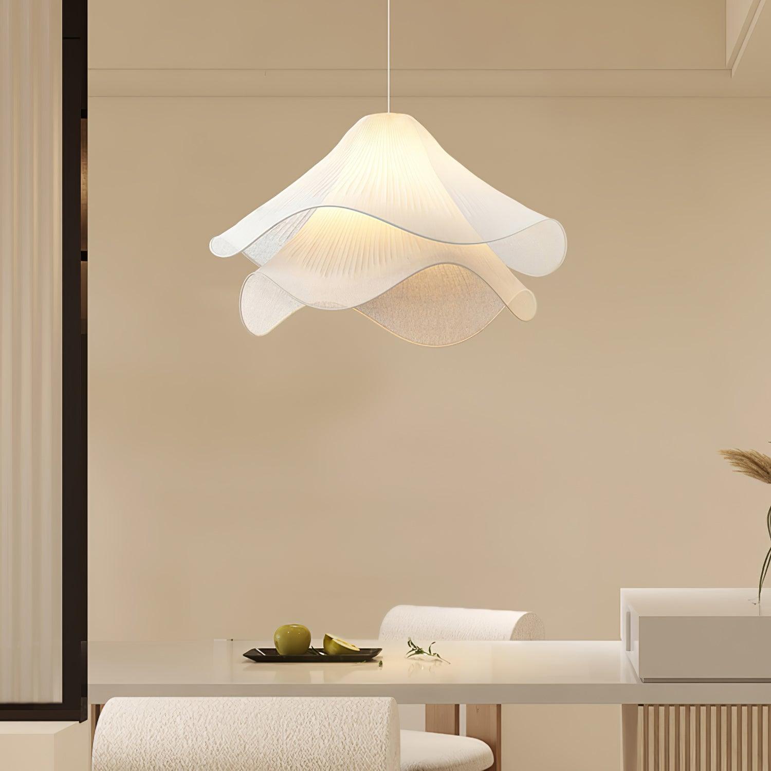Hanglamp Gelaagde Plissé Kap — Bloembladachtig Licht Gouden Fitting E26/E27 Dakschuine Montage | Sansoti