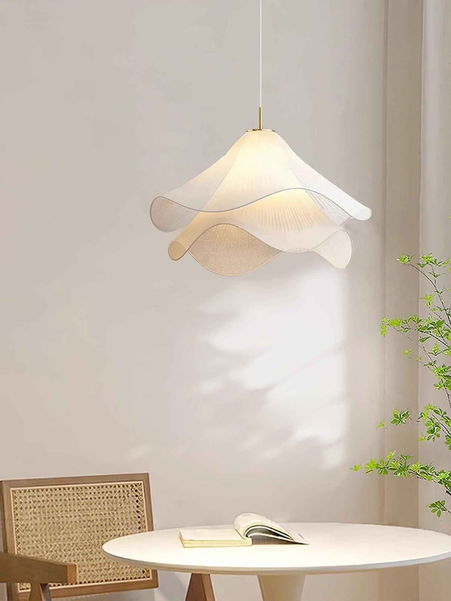 Hanglamp Gelaagde Plissé Kap — Bloembladachtig Licht Gouden Fitting E26/E27 Dakschuine Montage | Sansoti