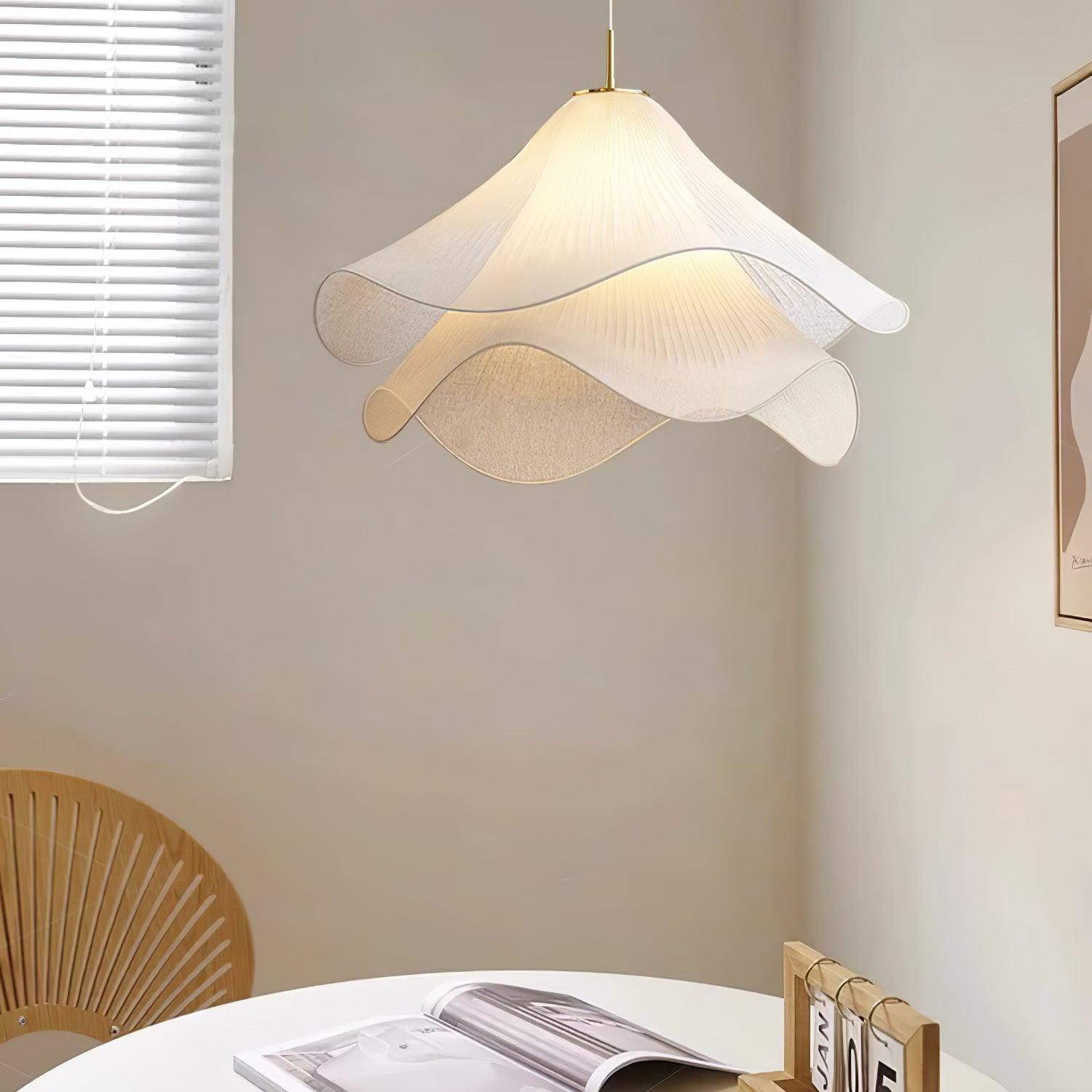 Hanglamp Gelaagde Plissé Kap — Bloembladachtig Licht Gouden Fitting E26/E27 Dakschuine Montage | Sansoti