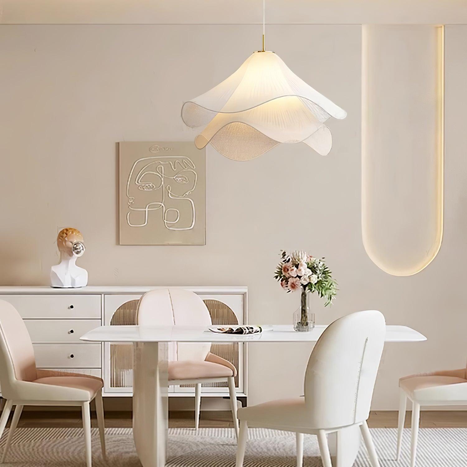 Hanglamp Gelaagde Plissé Kap — Bloembladachtig Licht Gouden Fitting E26/E27 Dakschuine Montage | Sansoti