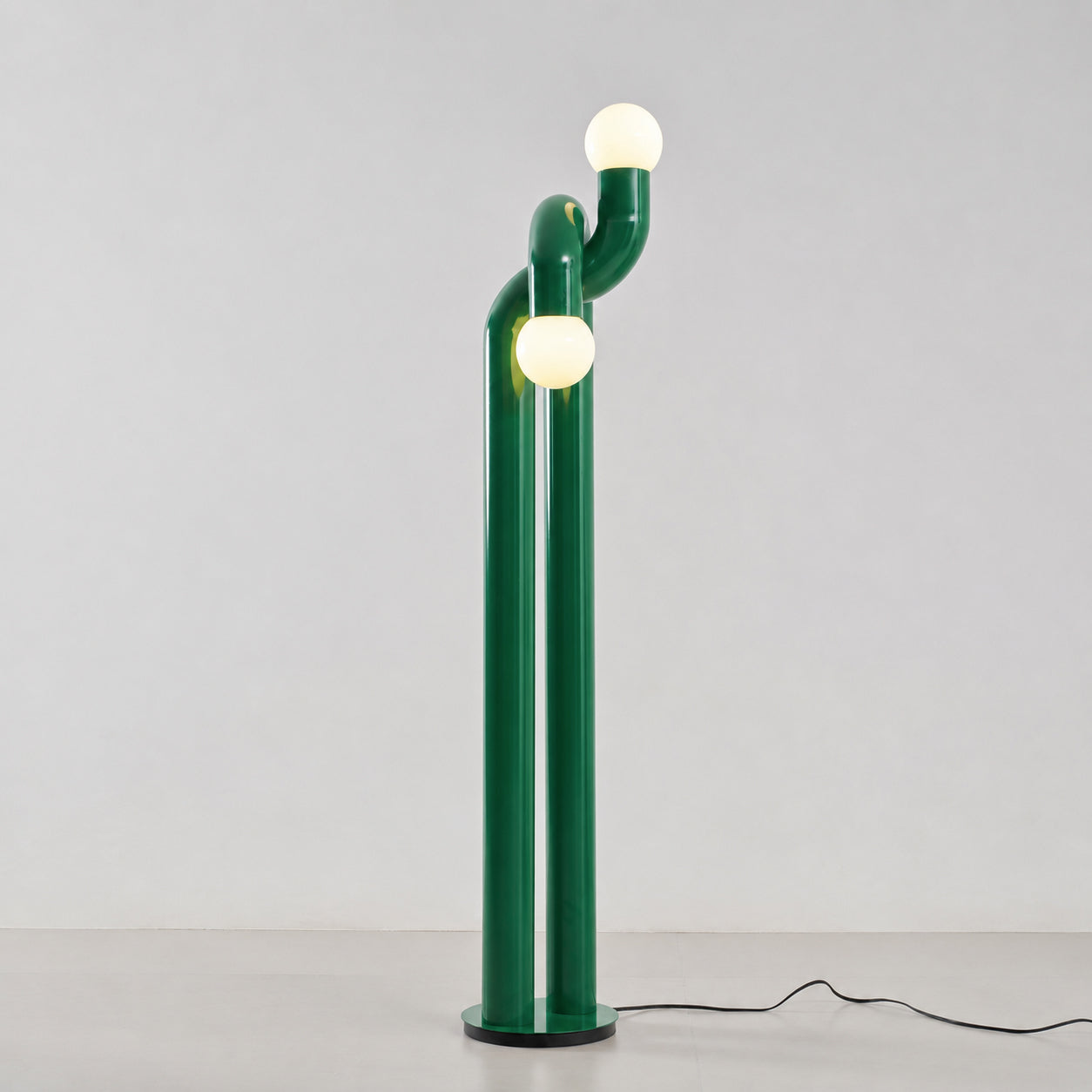 Moderne Staande Boogvorm Lamp met Twee Glazen Bollen – Decoratieve Dubbele Verlichting voor Woonkamer | Sansoti